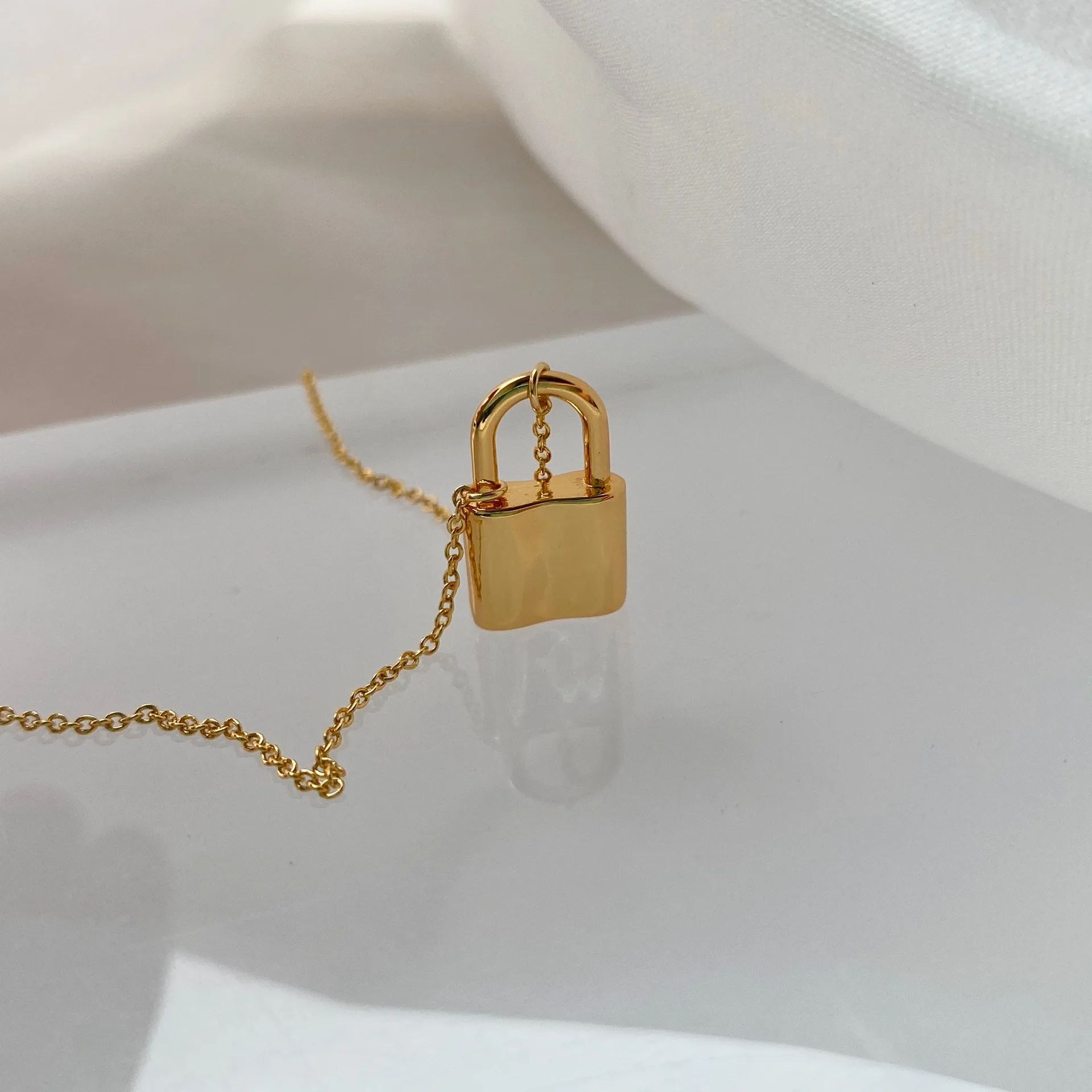 Amazon минималистичное позолоченное ожерелье висячий замок 18K