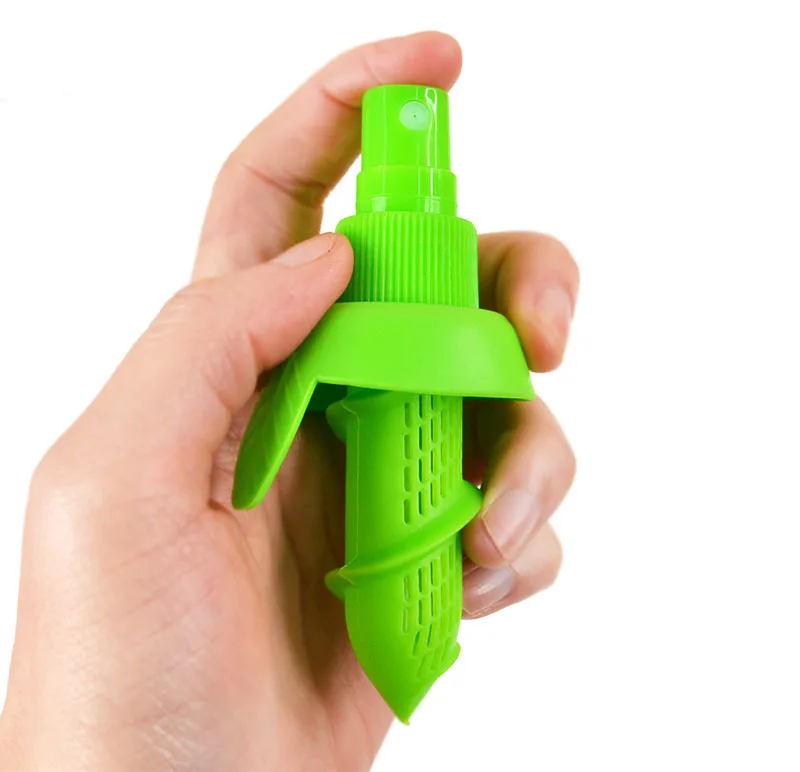 Wholesale Green Manual Plastic Fruit Lemon Juicer with Sprayer