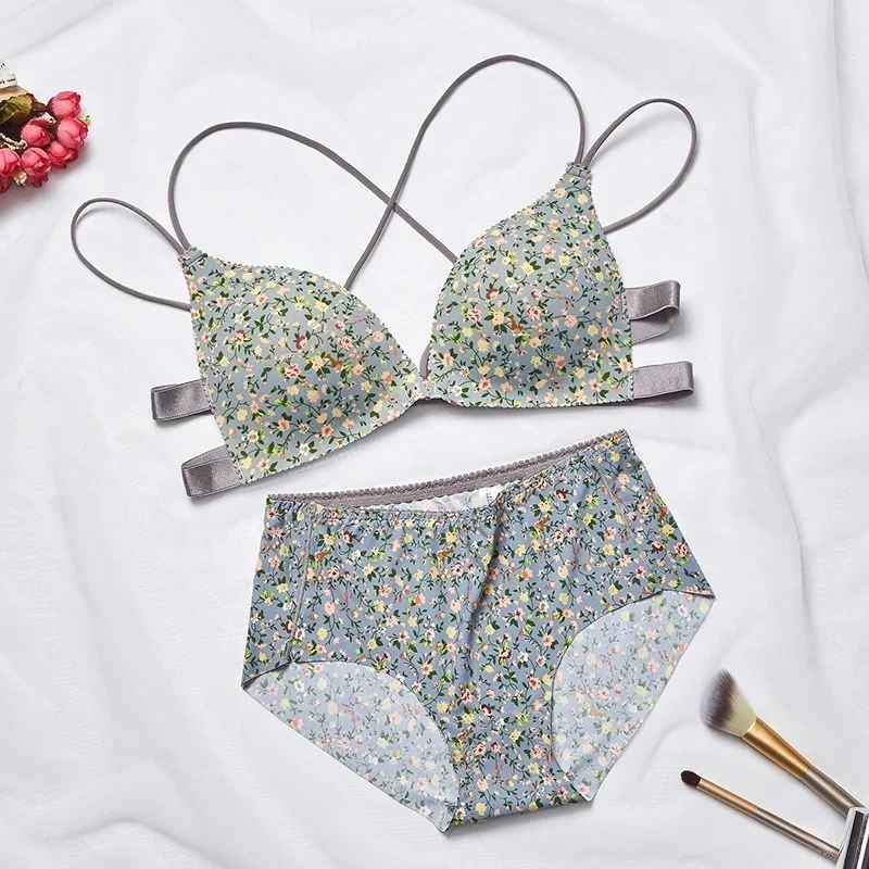 
2153 Hot Sale sexy girls cross-back Front Closure Wireless Push Up Bras sets 