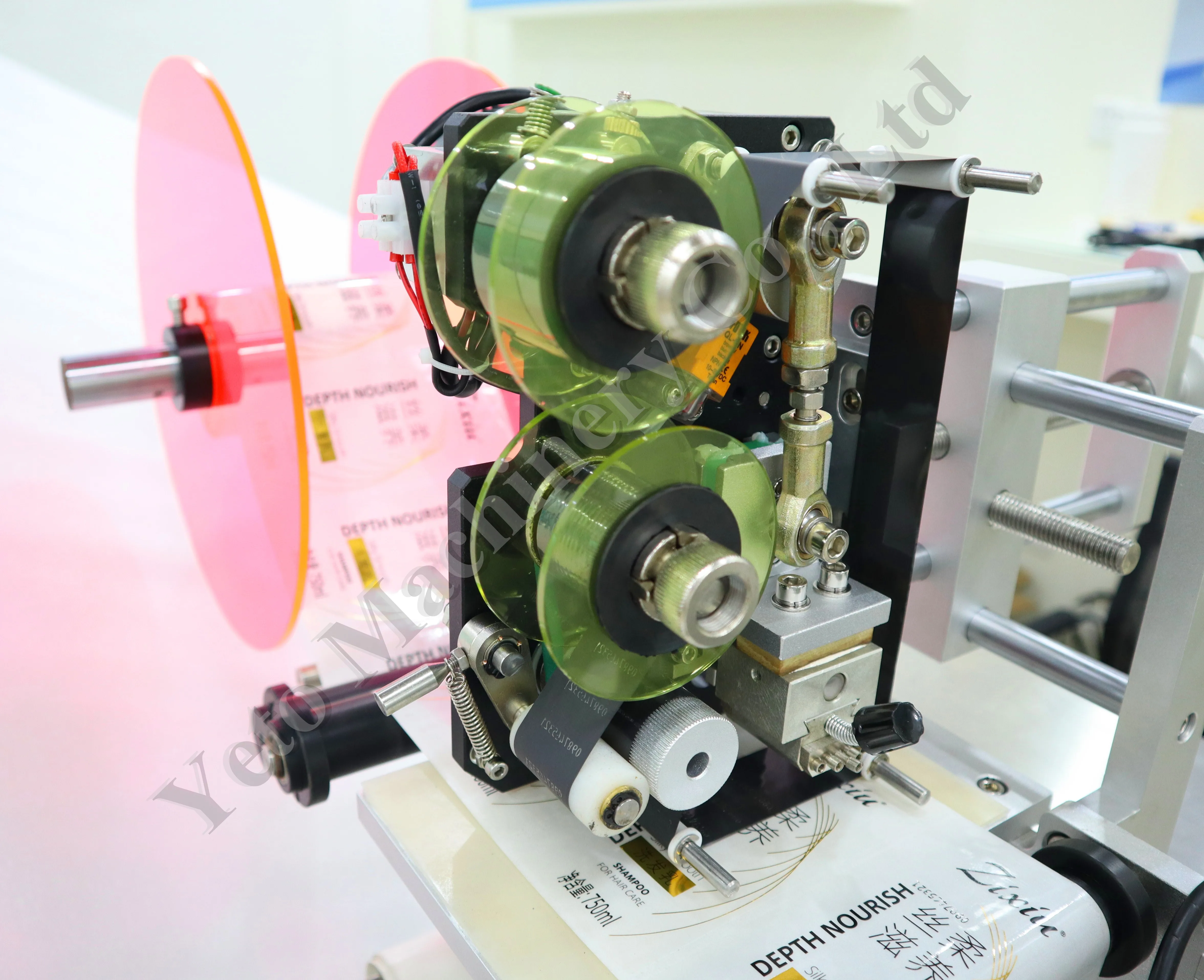 Liner Device Horizontal Sticking Cosmetic Barcode Crayons Container Bottom Flat Labeling Machine with Transparent Label Sensor