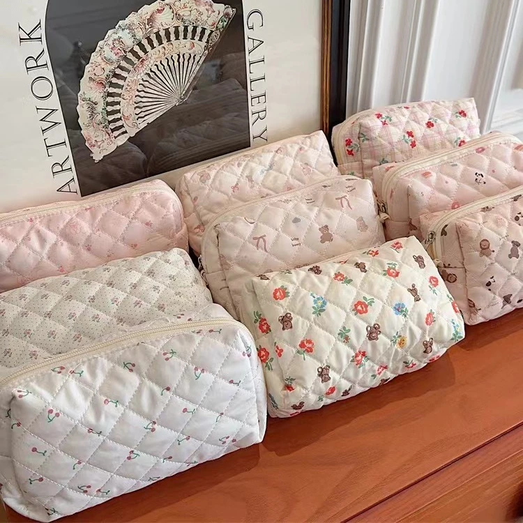 Large Capacity Cute Quilted Handheld Makeup Bag for Girls Fashionable Student Stationery Case with Zipper Pen Bag