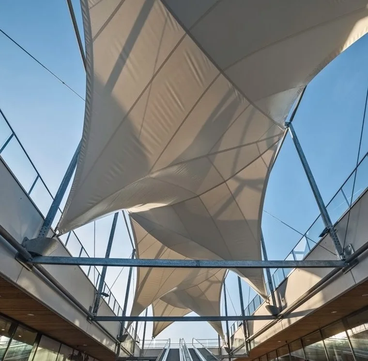 Наружные тенты от солнца архитектура тканевой крыши растягивающаяся мембранная структура