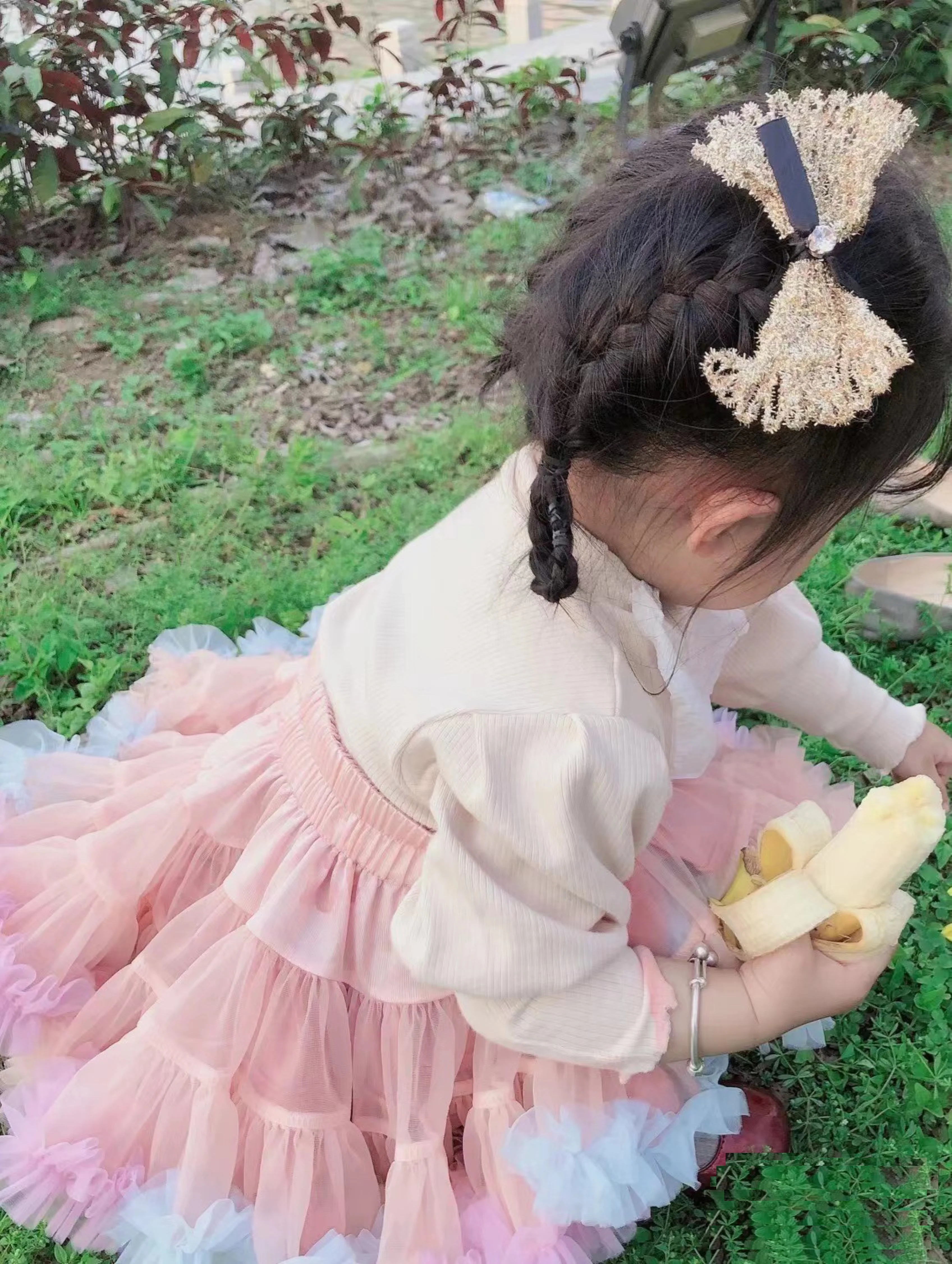 Comfortable and lovely bow and ruffle ruffled fluffy mesh skirt