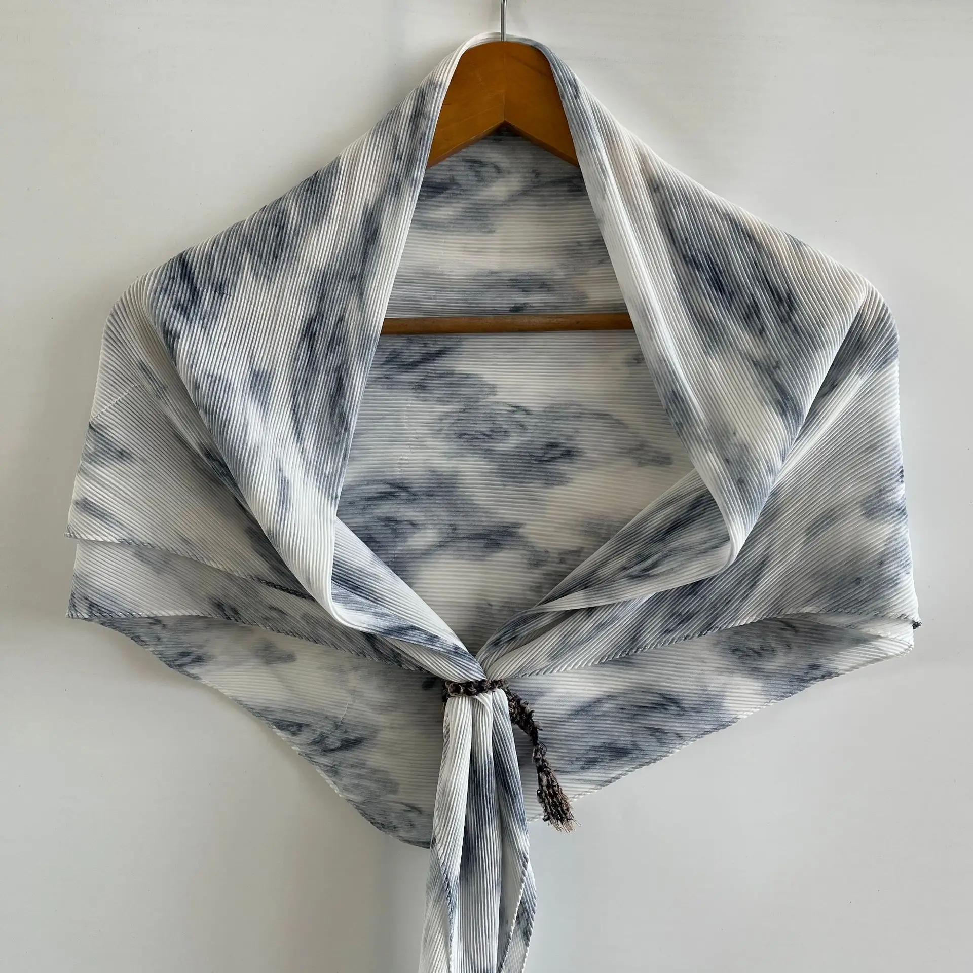 Yiwu Jingtai Lasted Malaysia 90*90 CM Crinkle Chiffon Hijab Wholesale Muslim Tie Dye Mini Pleated Chiffon Shawls Headscarves