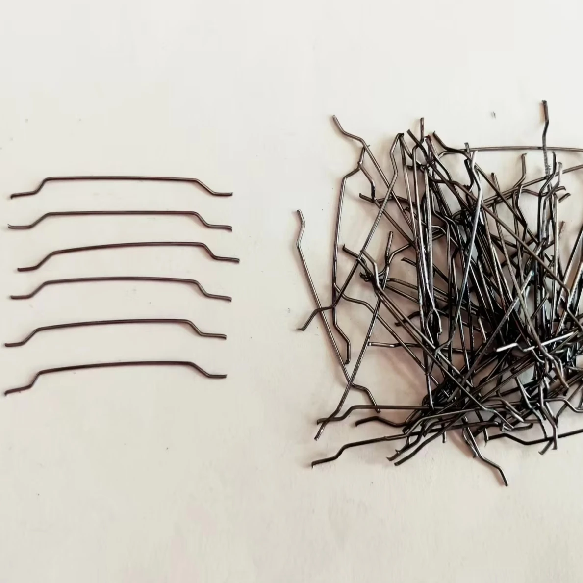 The hooked - end single - filament steel fiber is used in mortar and concrete.
