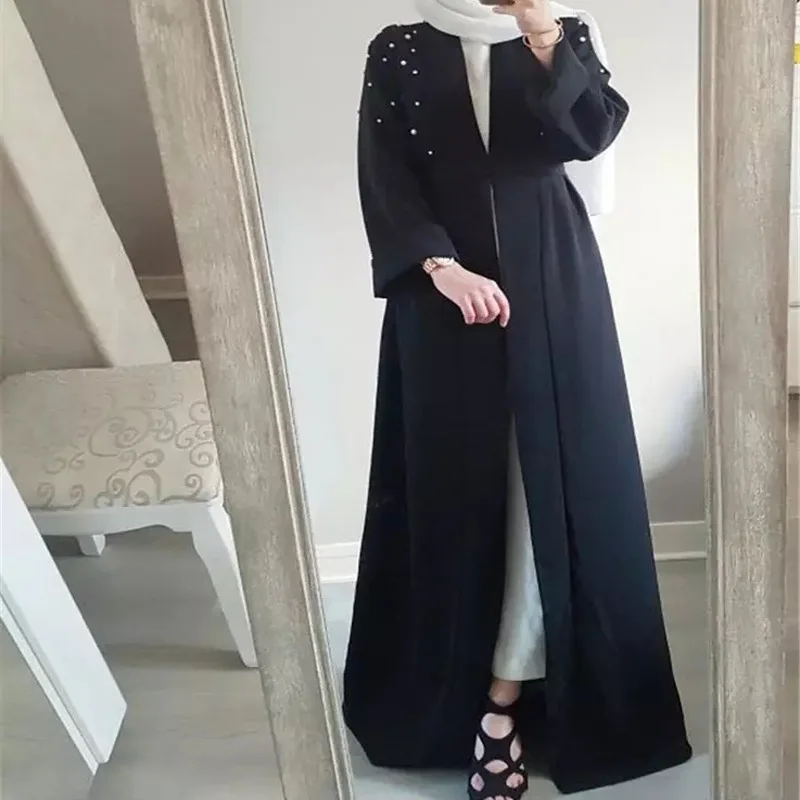 Женское длинное платье с жемчугом