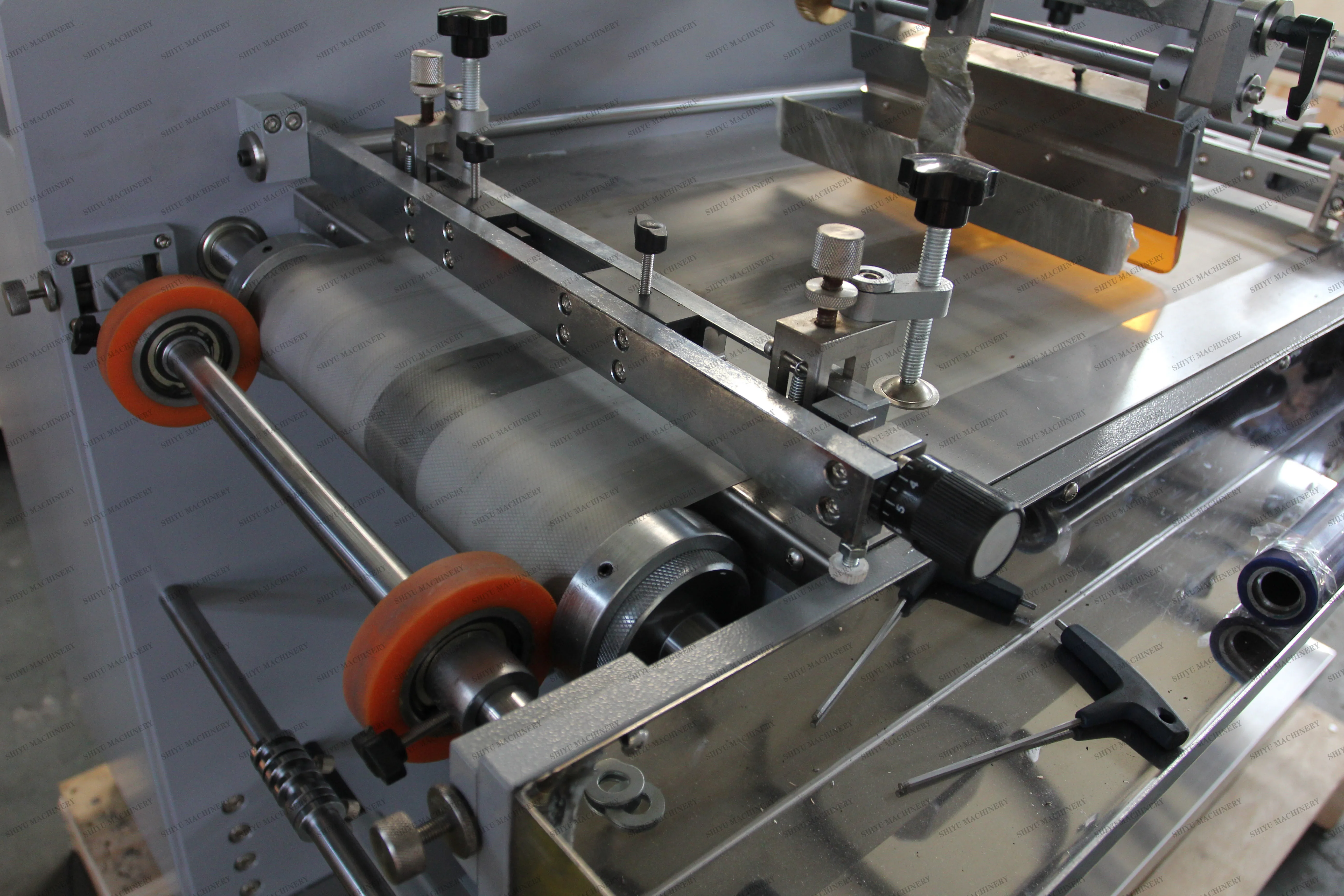 Automatilc Multi-Color Silk Cloth Poly Type Fabric Ribbon Woven Logo T-Shirt Labels Screen Printing Machine