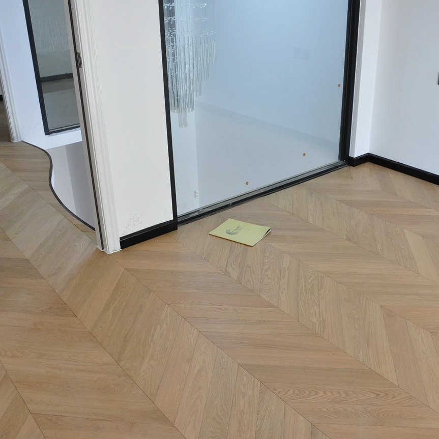Hot selling European oak engineered wood flooring fish bone chevron style 45 degree herringbone parquet flooring