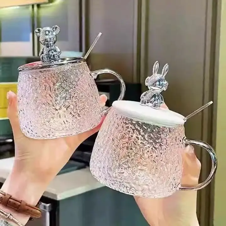 Стеклянная чашка с медвежьим молотком
