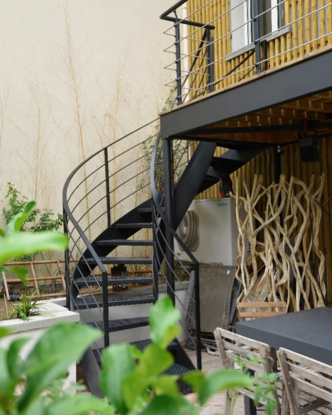 Customized decorative steel Curved stairs outdoor cabe railing external metal staircase