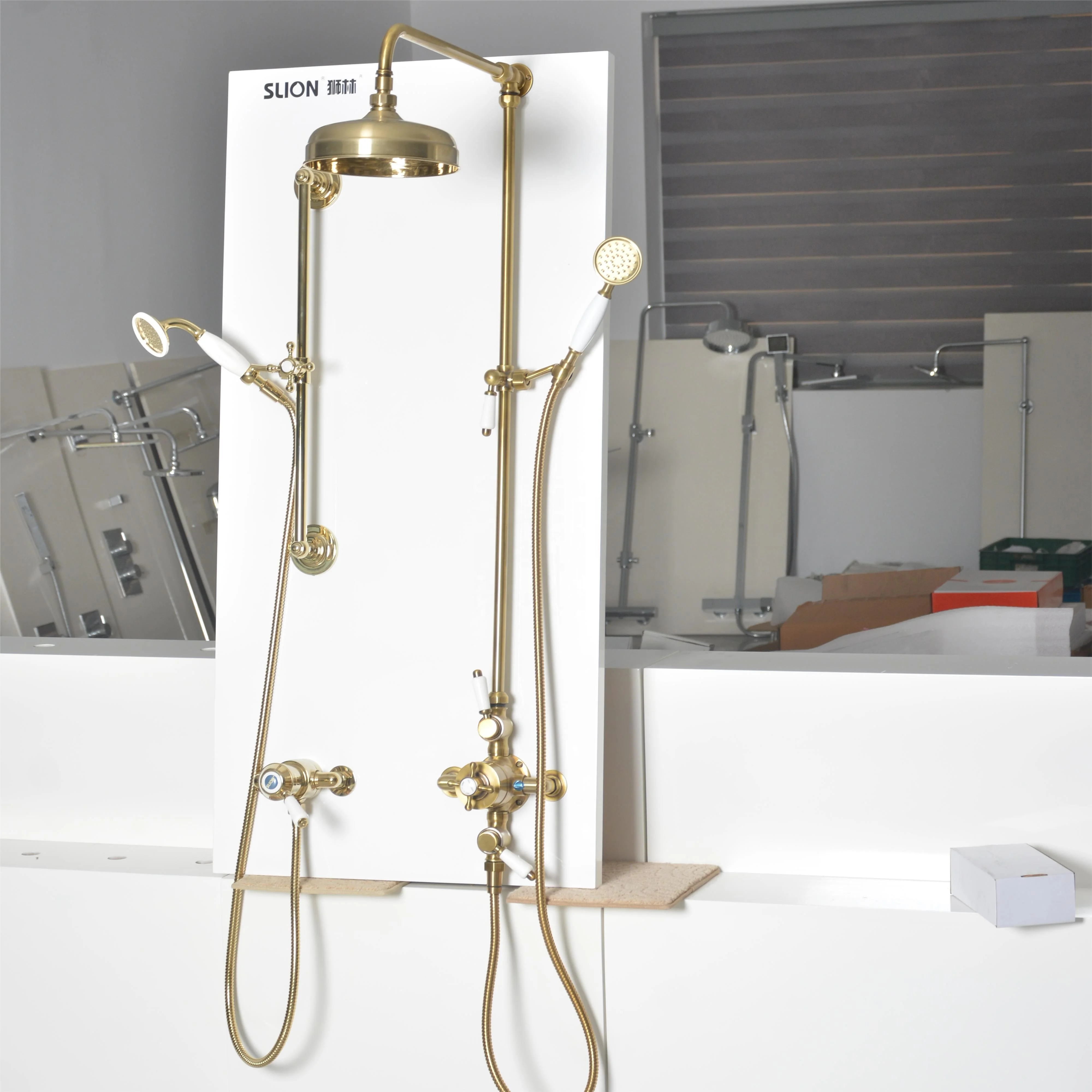 Luxury brass Wall-mounted bathroom rain shower Antique brass shower faucet set Suitable for the elderly and children