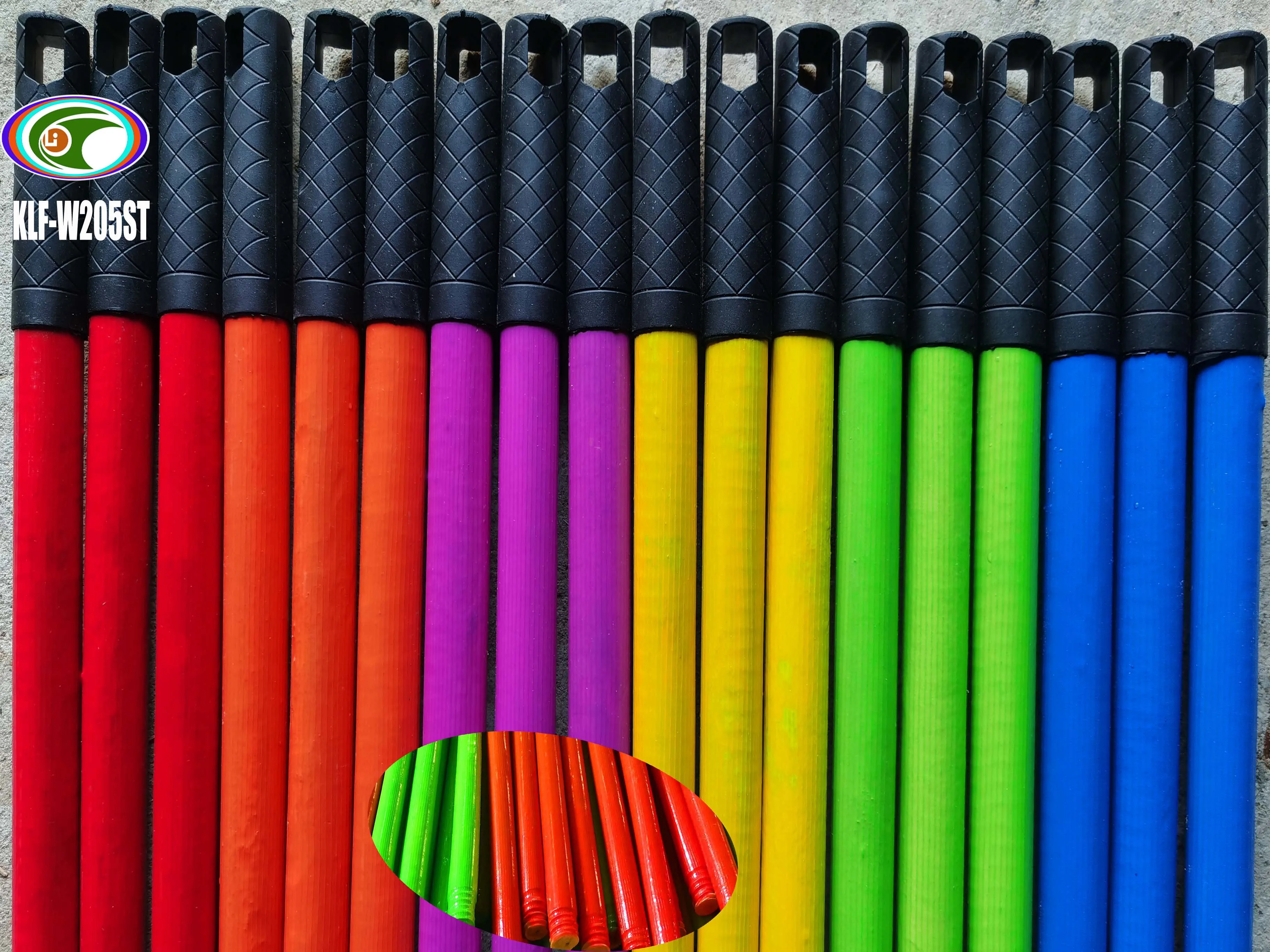 120cm ribbed pvc coated wooden broom handle wooden broom sticks with one end Italian thread and another end plastic  hanger