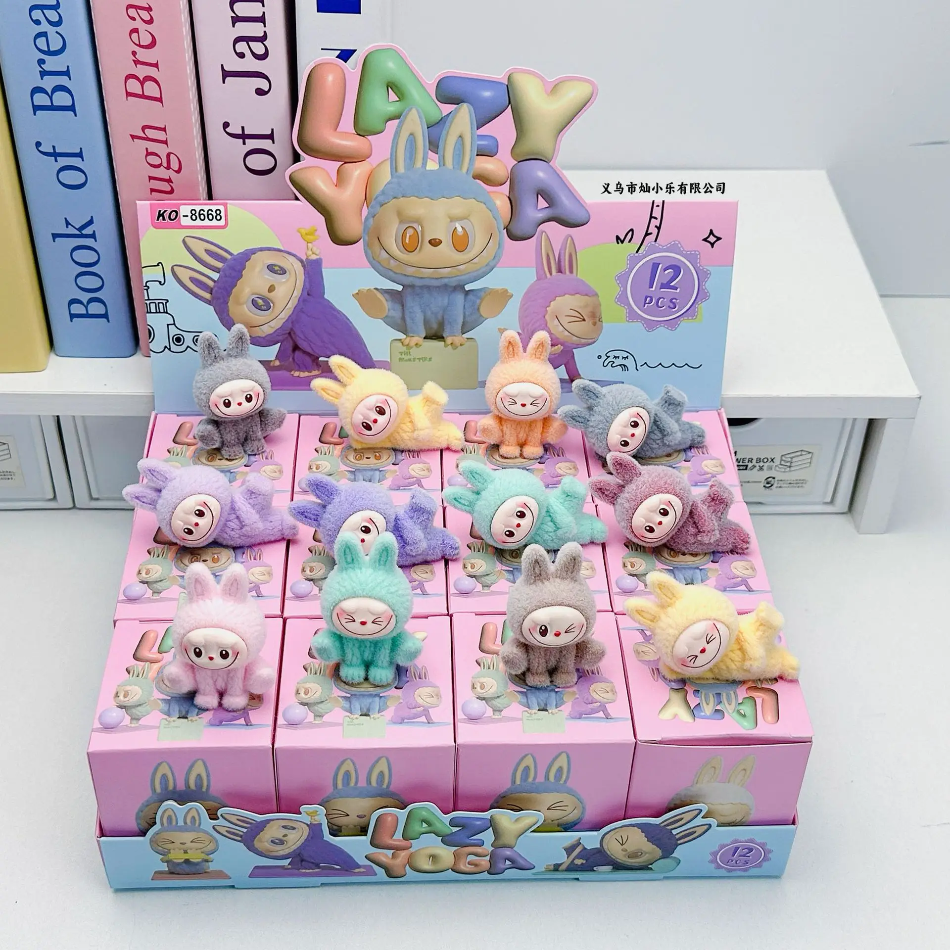Модная игровая шкатулка для слепых сидящих стекающихся LABUBU Настольный автомобильный стерео Декор Брелок с подвеской