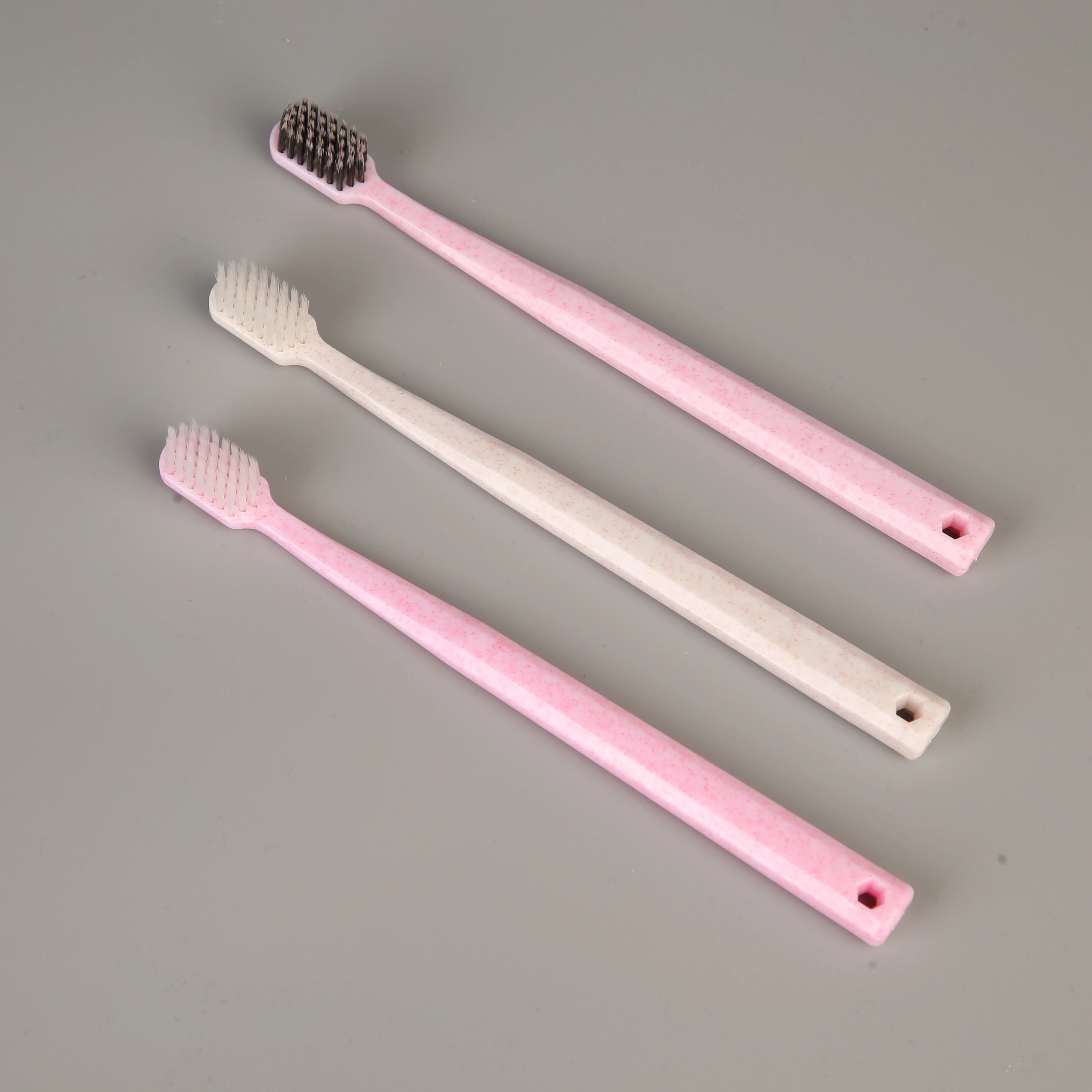 The disposable toothbrush for home use in the travel set of the star-level hotel guest room with extremely good hand feel