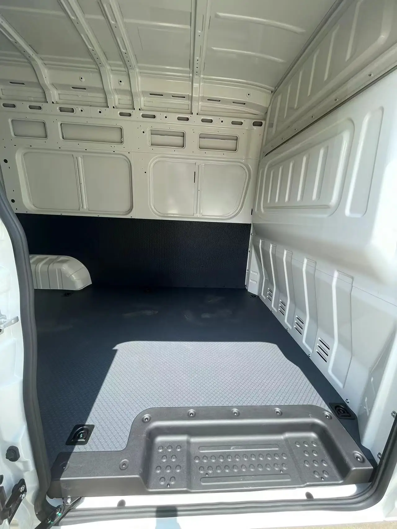 2024 Newly Arrival DFAC V9 Diesel Powered 2 Seats Cargo Microvan with 12cbm Cargo Space M9T Engine A/C on Sale