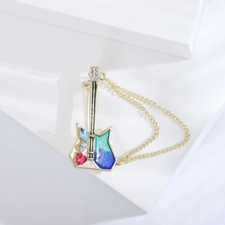 New Fashion Creative Chain Guitar Brooch Musical Instrument Badge Exquisite Men Suit Lapel Pin Women Wedding Jewelry Accessories