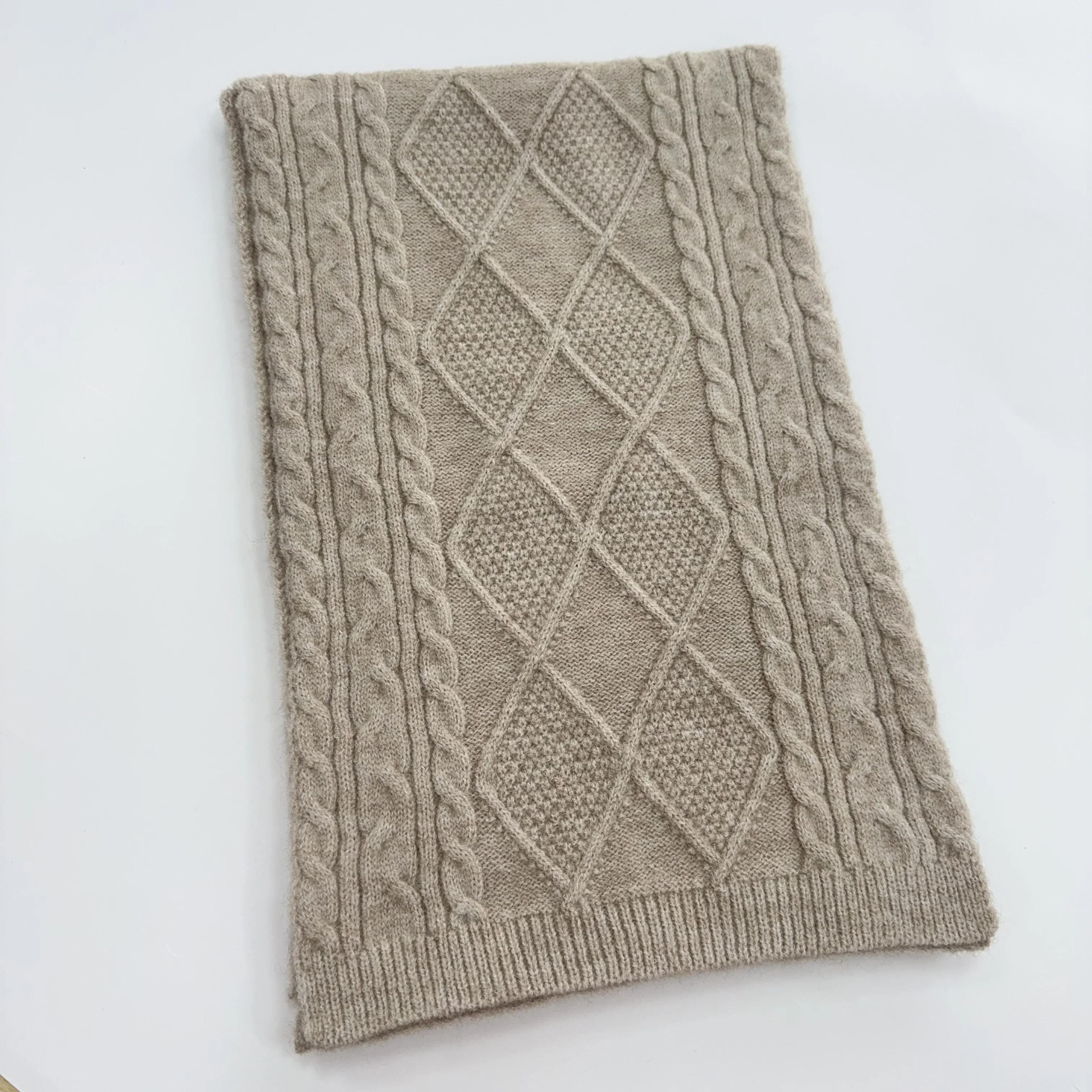 Unisex Winter Knitted Scarf With Classic Diamond Pattern, Fashionable and Beautiful, Suitable for Multiple Occasions