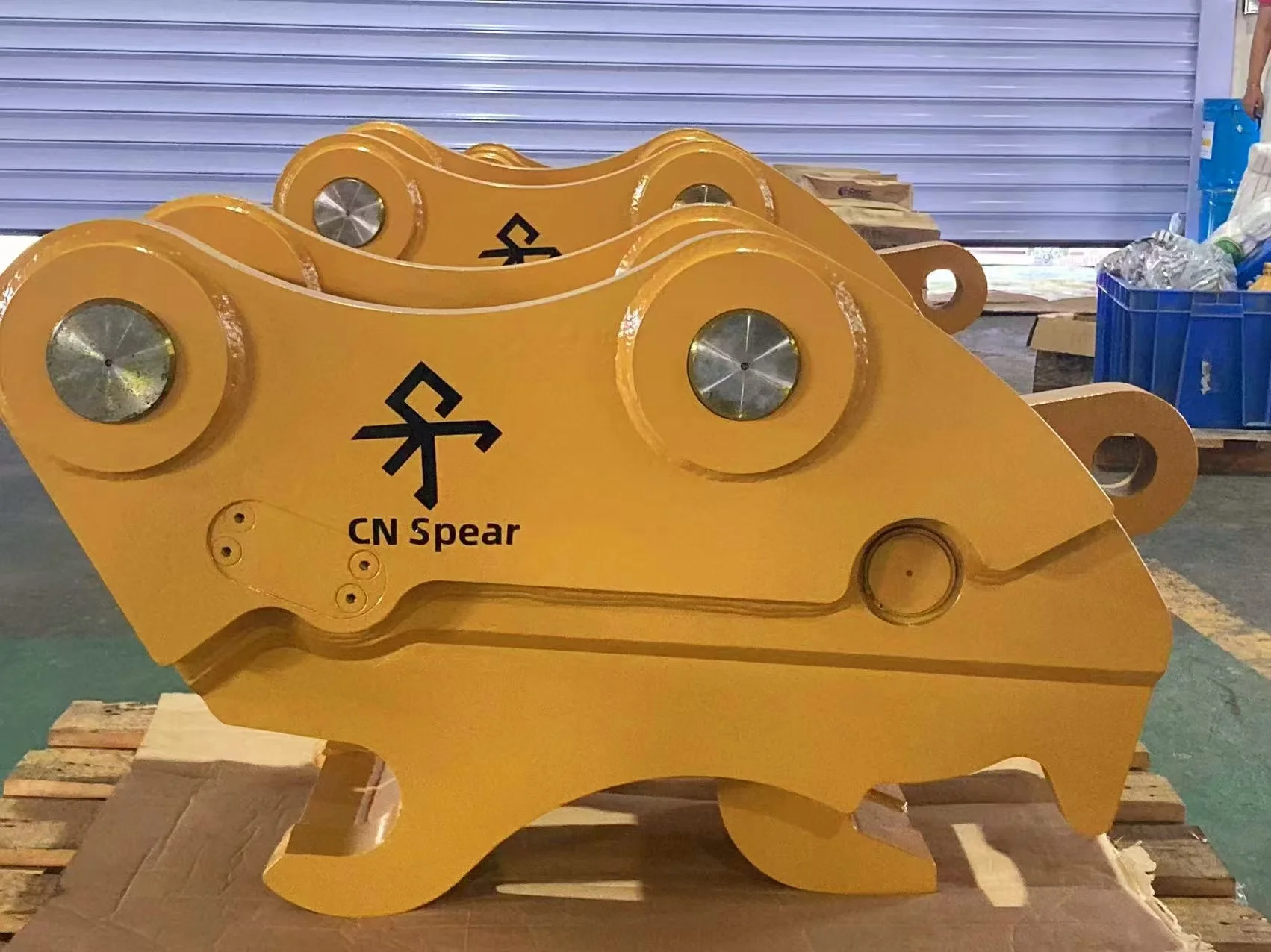 CNSPEAR  Excavator Spare Parts Hydraulic Quick BUCKET Coupler Tilt Rotating Quick Hitch Coupler for Excavator