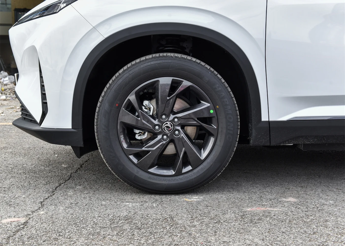 Китайский производитель Электромобиль Dongfeng Sky EV01 Pro оснащенный двухспиральным рулевым колесом с плоским дном