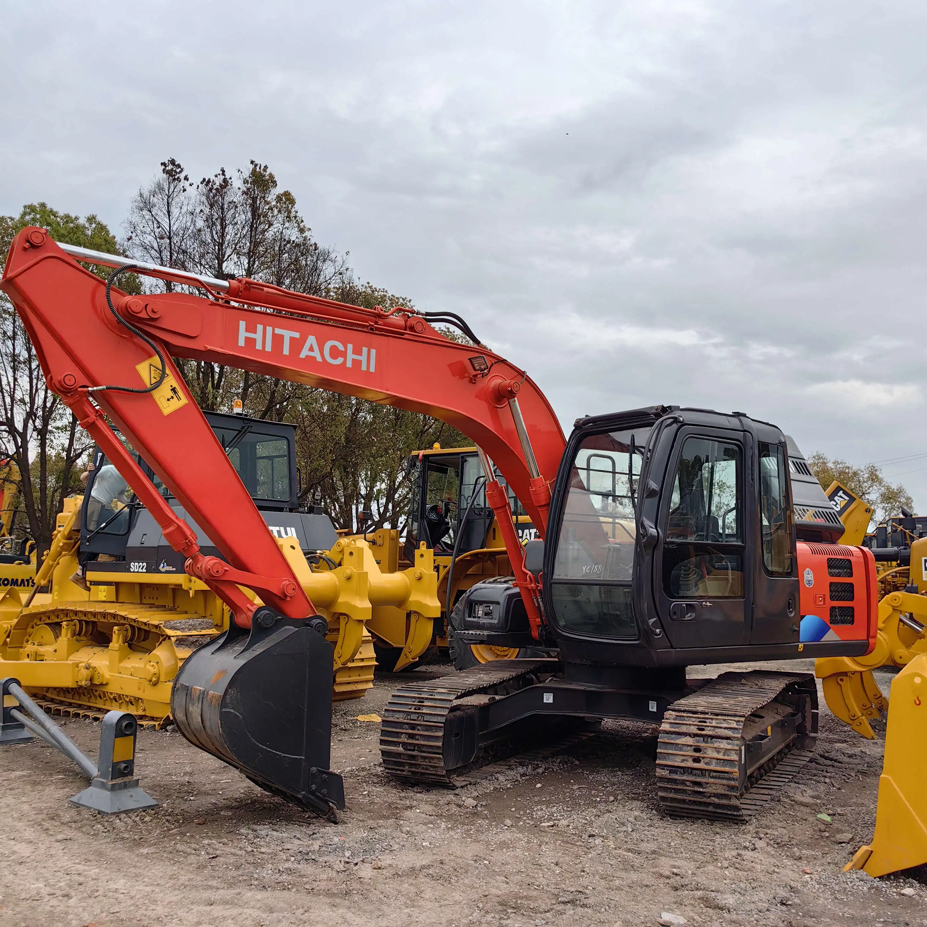 Used original Japan Zaxis 120 Hitachi low working hour excavator Hitachi EX200 medium Bucket excavator