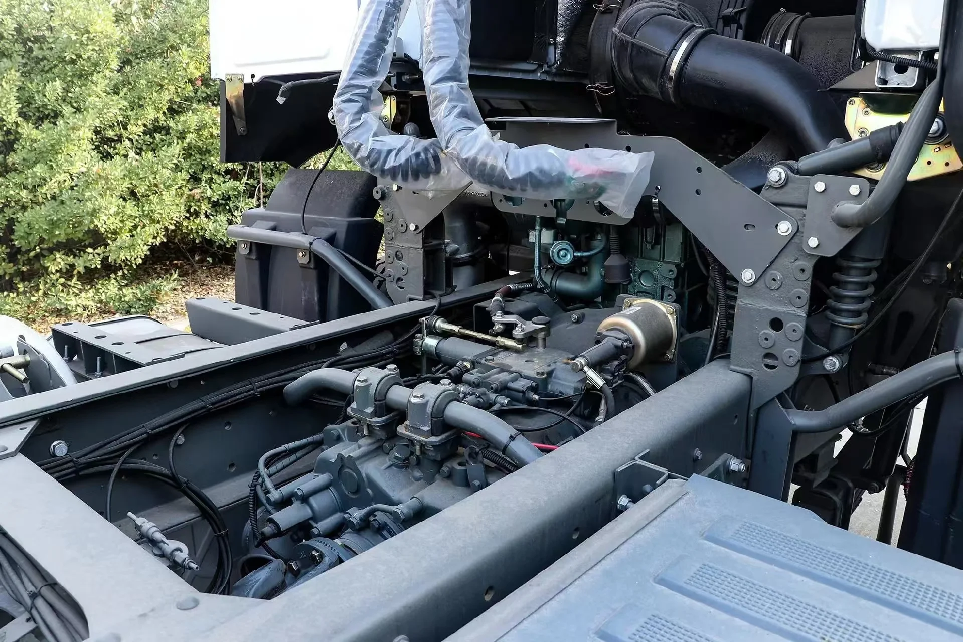 Factory Low Priced Sinotruck Howo NX 6*4 Manual Tractor Truck Weichai 380 Diesel Engine Euro 2 Emission Left Air Suspension