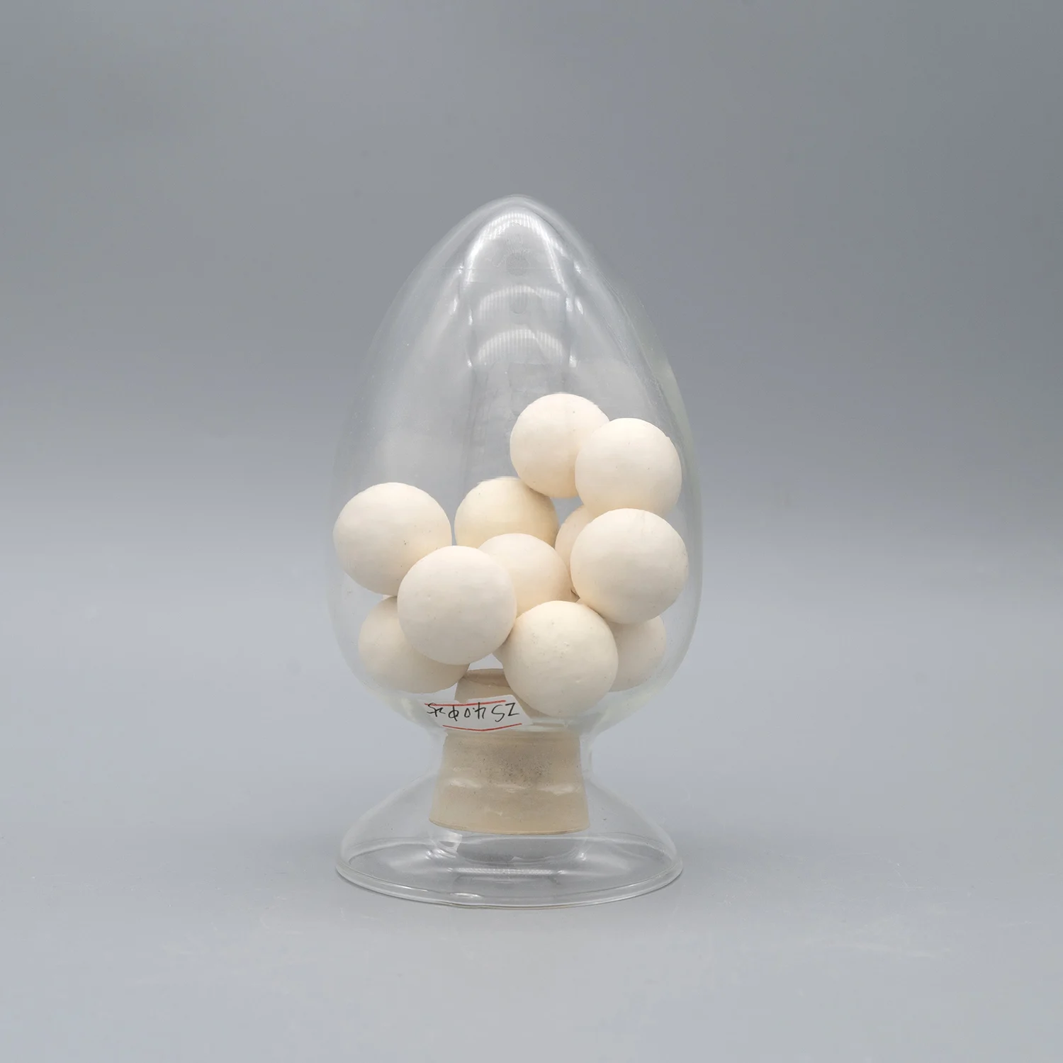 Используется для шлифовального оборудования, керамические бусины, высокопрочные фрезерные материалы, шлифовальные шарики из оксида алюминия