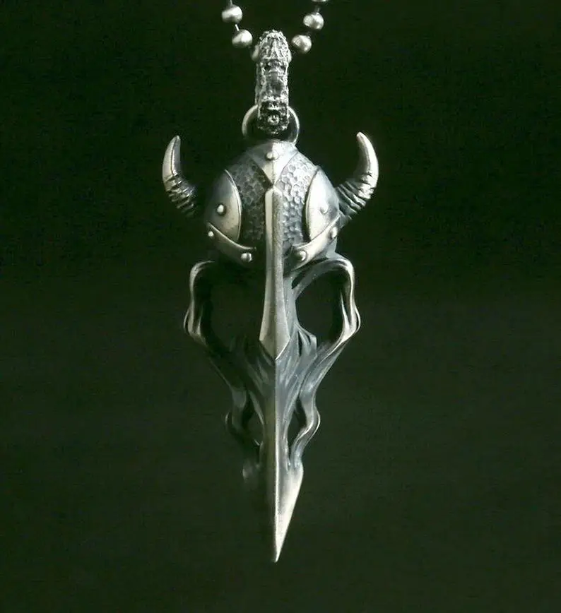 Horned Viking Skull Warcraft Warrior Pendant Gothic Crow Crow Antique Silver Pendant Punk Locomotive