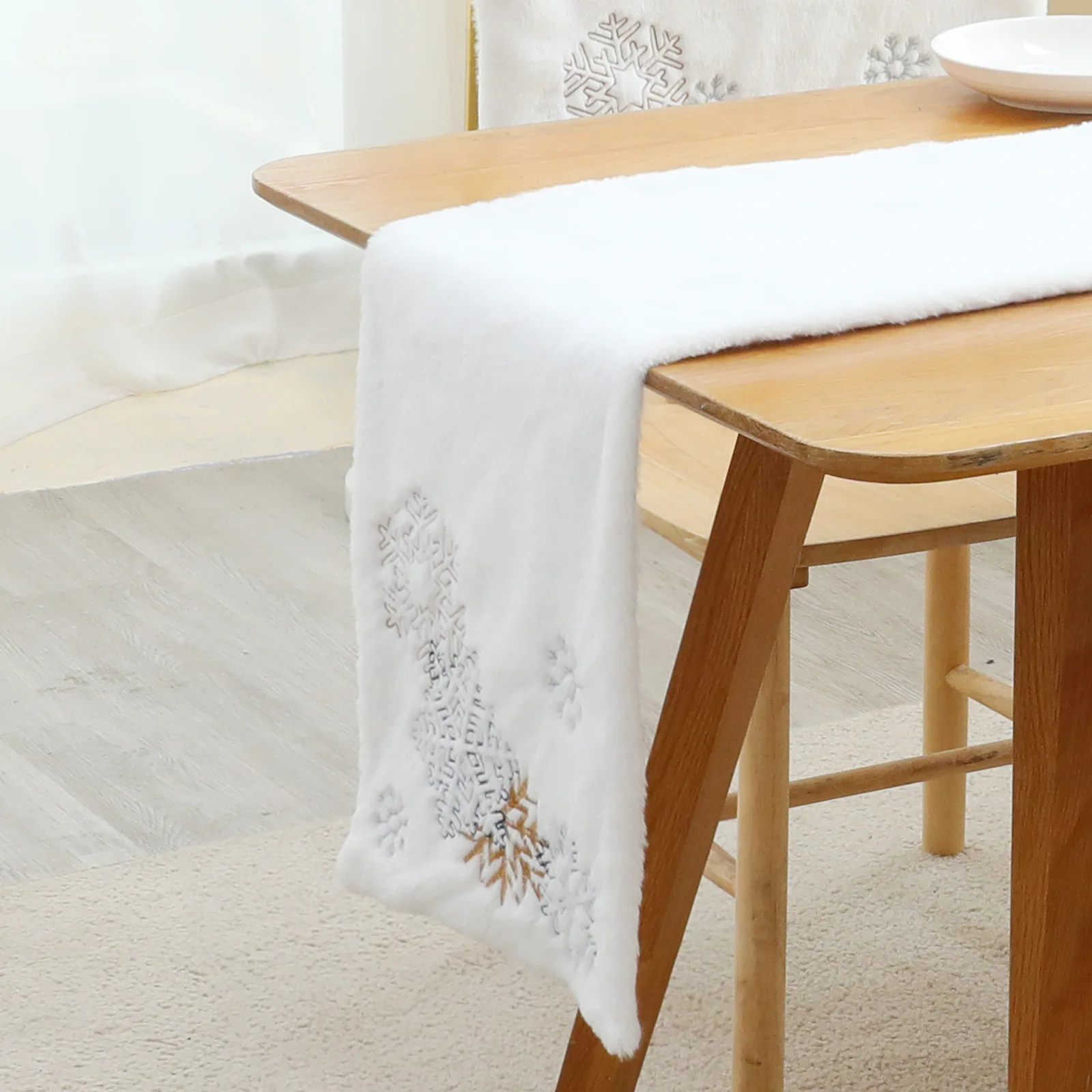 Wholesale christmas decorations white fluffy table runner nordic style snowflake table runner christmas