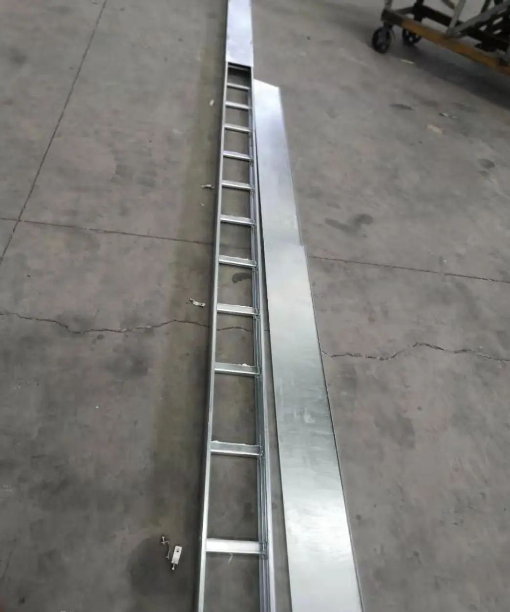 Supplier Customized Cable Tray 300mm 100mm Metal Basket Hot Dip Galvanized Cable Ladder