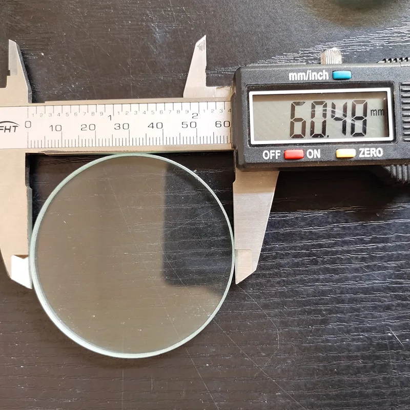 Оконный брейкер тест закаленная стеклянная поверхность принимает массу весом до 5-6 мм толщиной круглый маленький кусочек закаленное стекло молоток