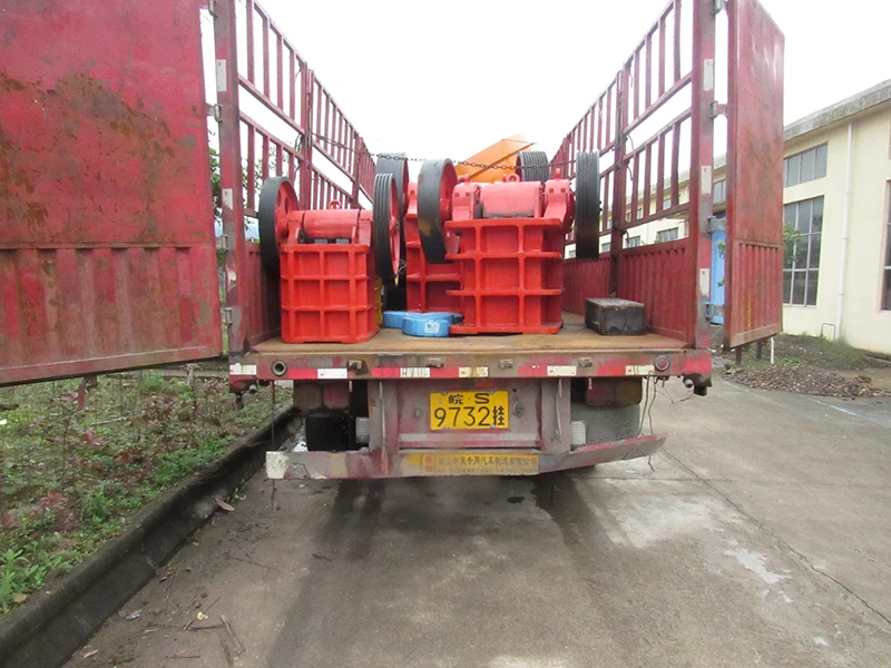 Hot selling factory price small mobile jaw crusher for hard rock ore PE150x250 PE220x350 PE250x400 diesel engine drive