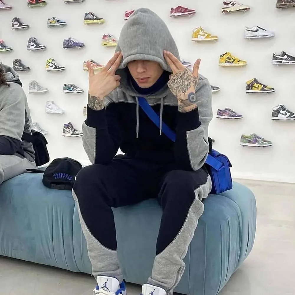 Мужской пуловер с капюшоном и вышивкой