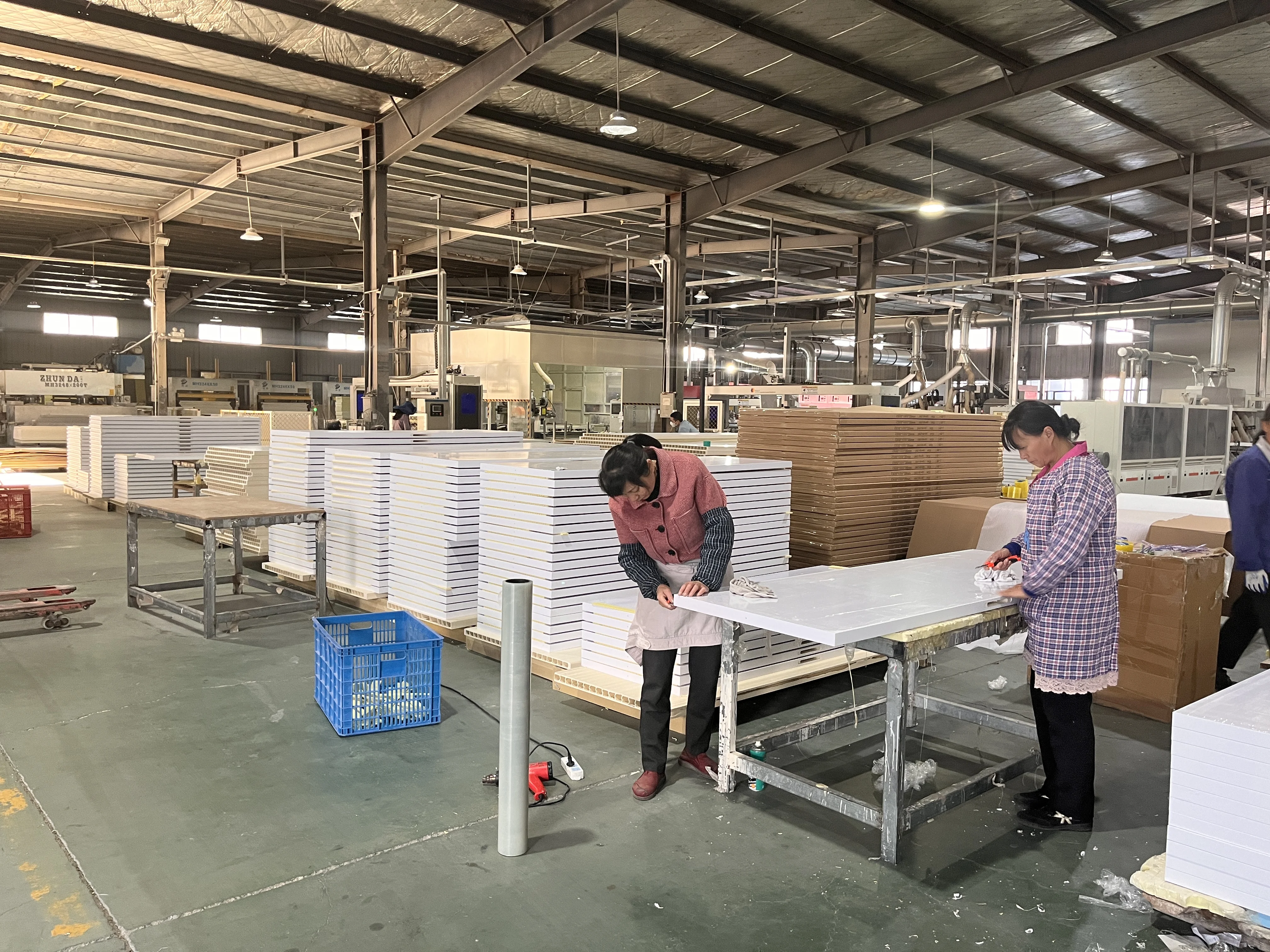 Modern type Pure WPC interior door with curved lines Waterproof internal coloured doors