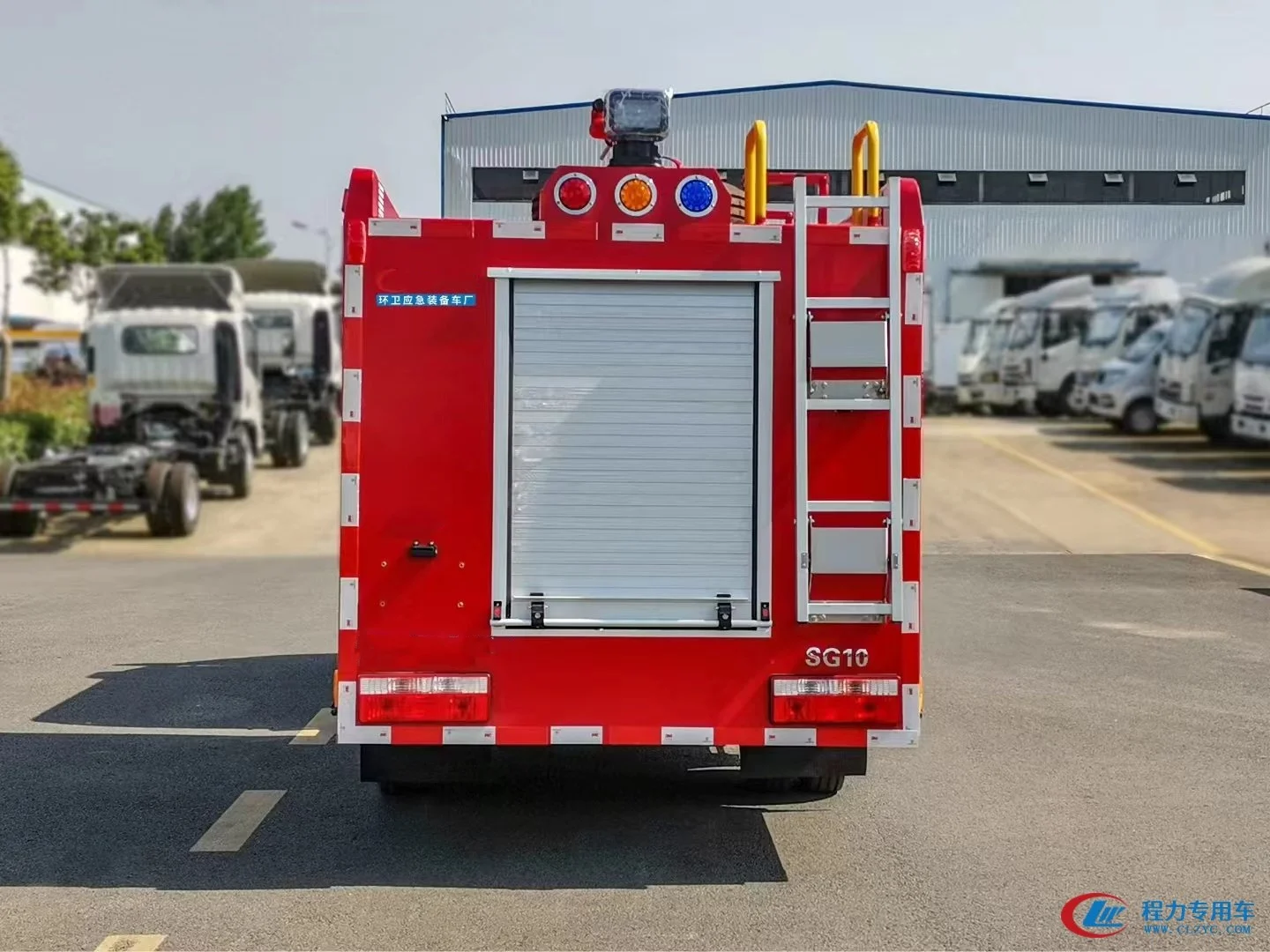 High-quality 4*2 1800L Water tank fire truck Stainless steel mobile water tanker used for fire fighting