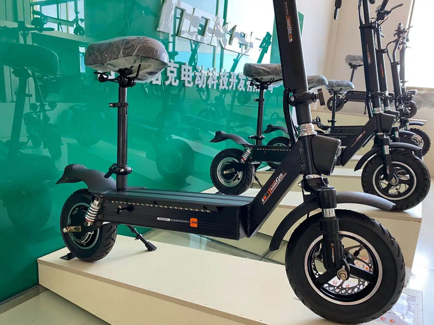 Aluminium Alloy Frame Motor 500W 10-inch Inflatable Tire Electric Scooter with Seat