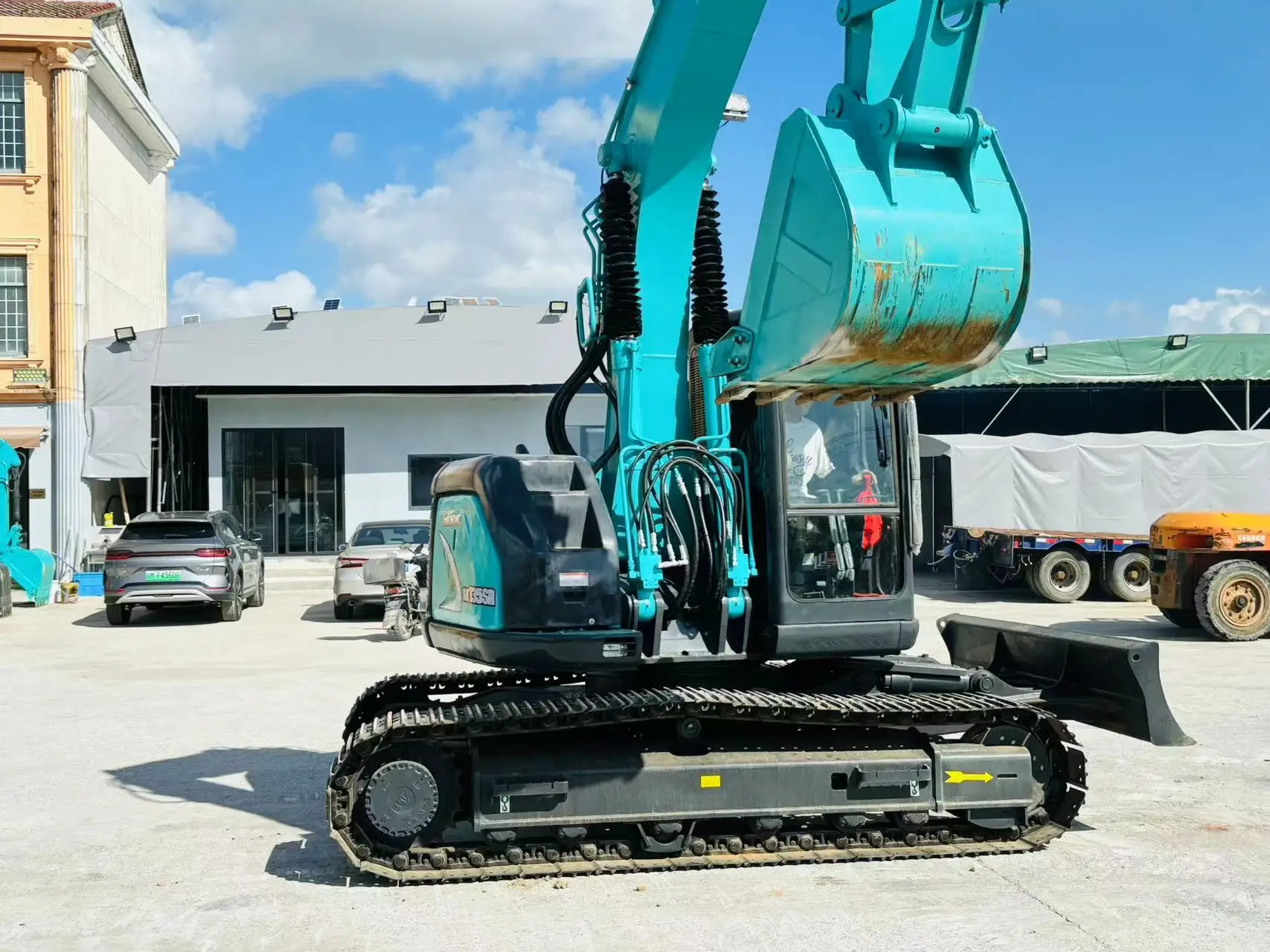 Высококачественный гидравлический экскаватор с коротким хвостом Kobelco Sk135sr Sk115sr японский экскаватор-экскаватор в Шанхае