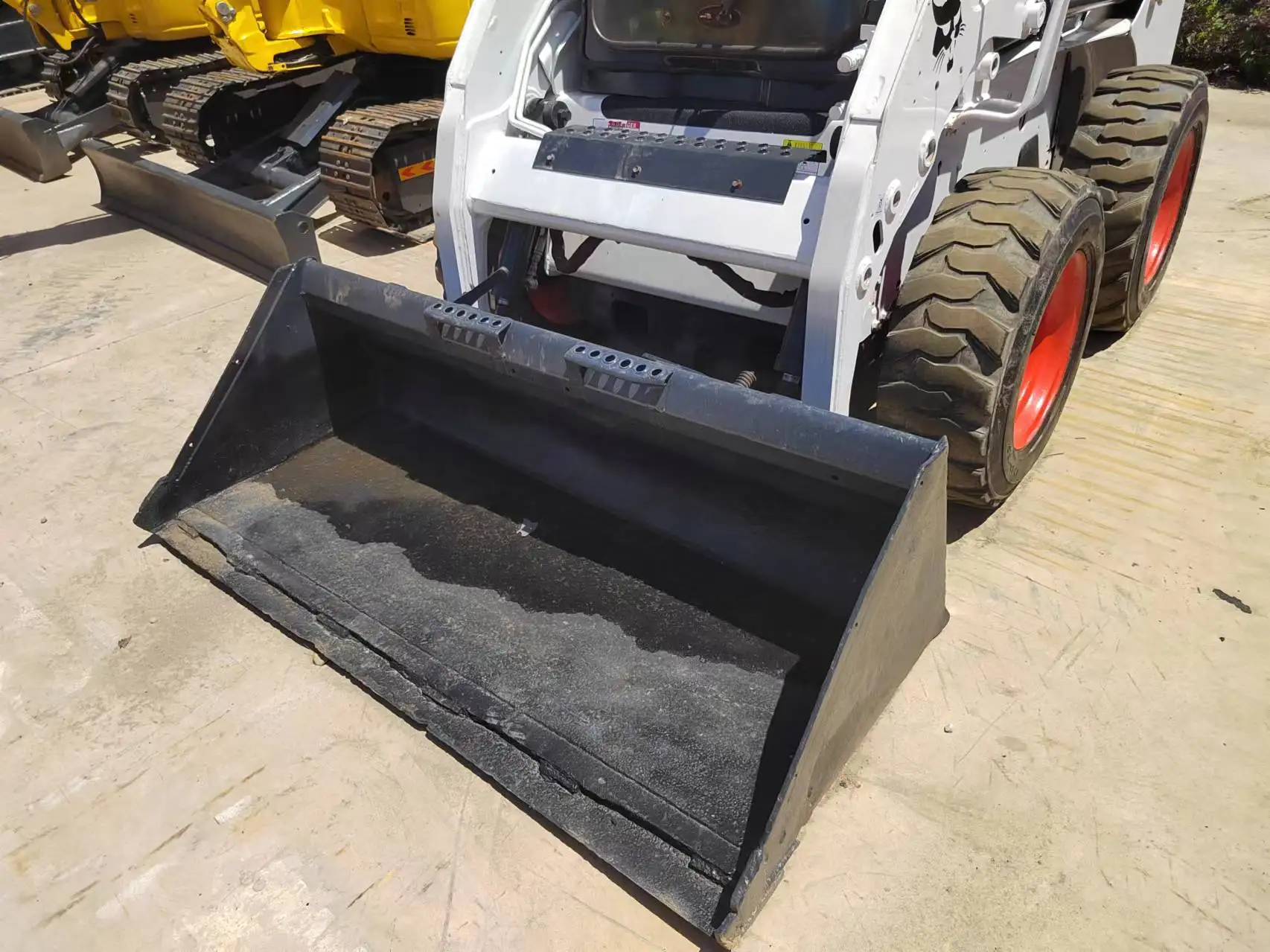 Подержанный Мощный погрузчик Bobcat S160 с ковшом