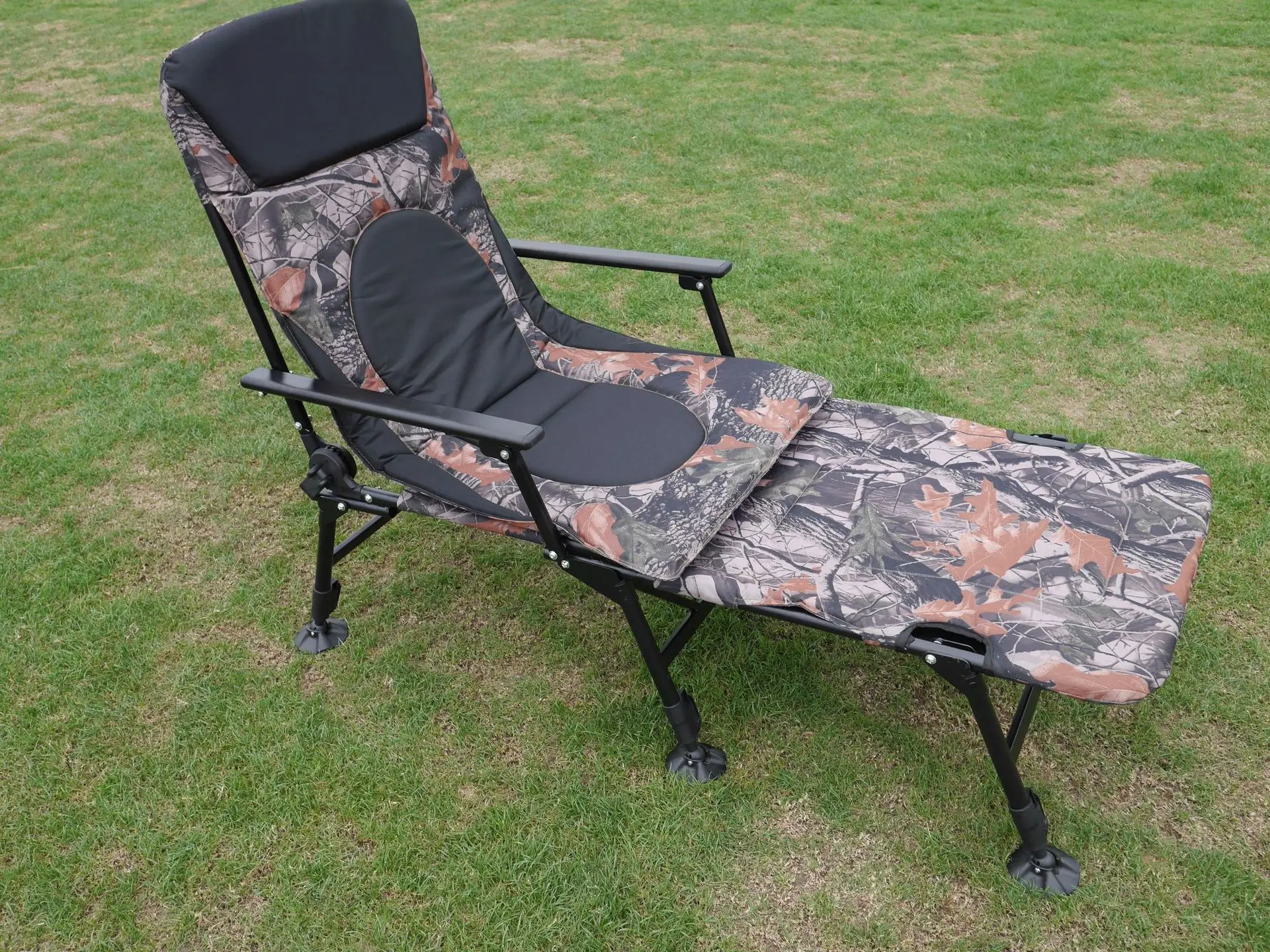Wholesale portable Outdoor Aluminum Iron Campng Recliner Low Seat Foldable Fishing Lounge Chair