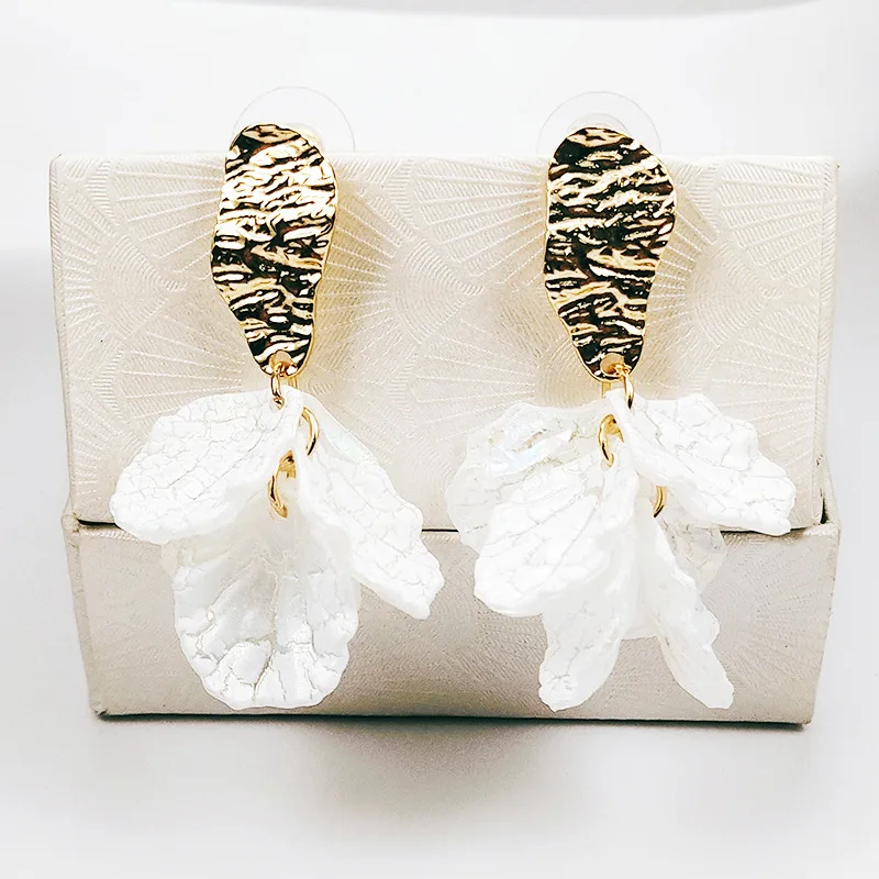 Artilady 2022 Modern White Shell Flower Petal Drop Earrings For Women New Fashion Party Beach Weeding Jewelry Decor