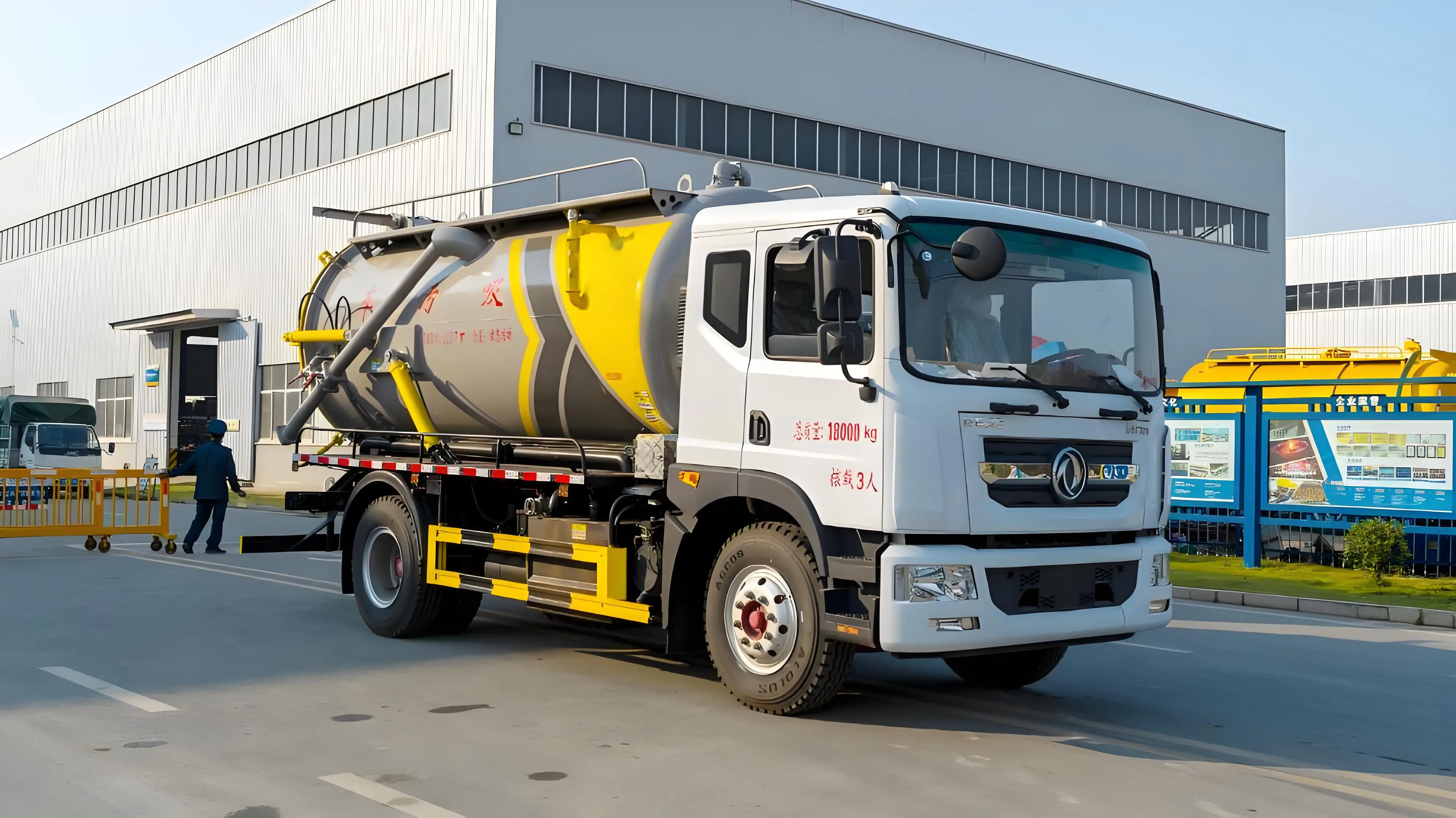 Dongfeng Duolika Cylindrical - tank Sewage Suction Truck with a Capacity of 12 Cubic Meters