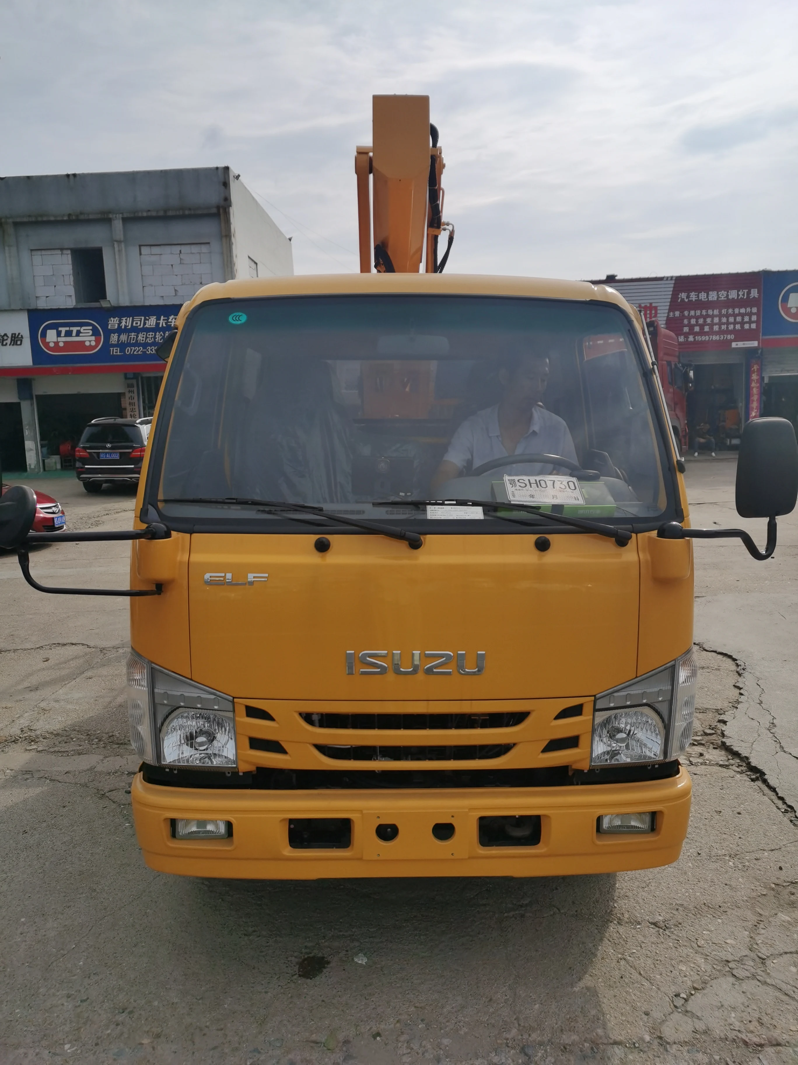 Телескопическая платформа ISUZU 4x2 с изолированной корзиной для ковша на продажу
