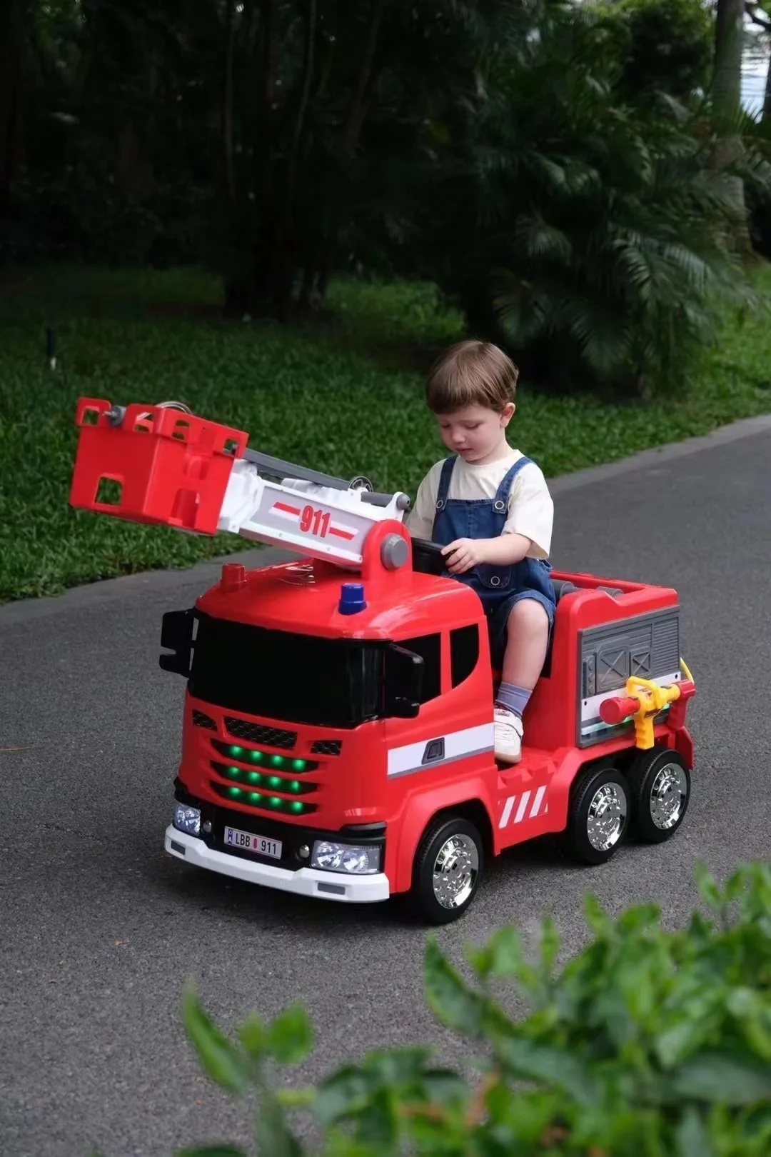 Kids Ride On Fire Truck Toy Car four-wheel drive baby toy fire police car