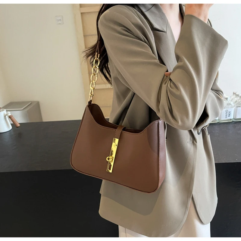 Student casual temperament simple retro shoulder bag Solid color fashion lock buckle shoulder simple commuting shoulder bag