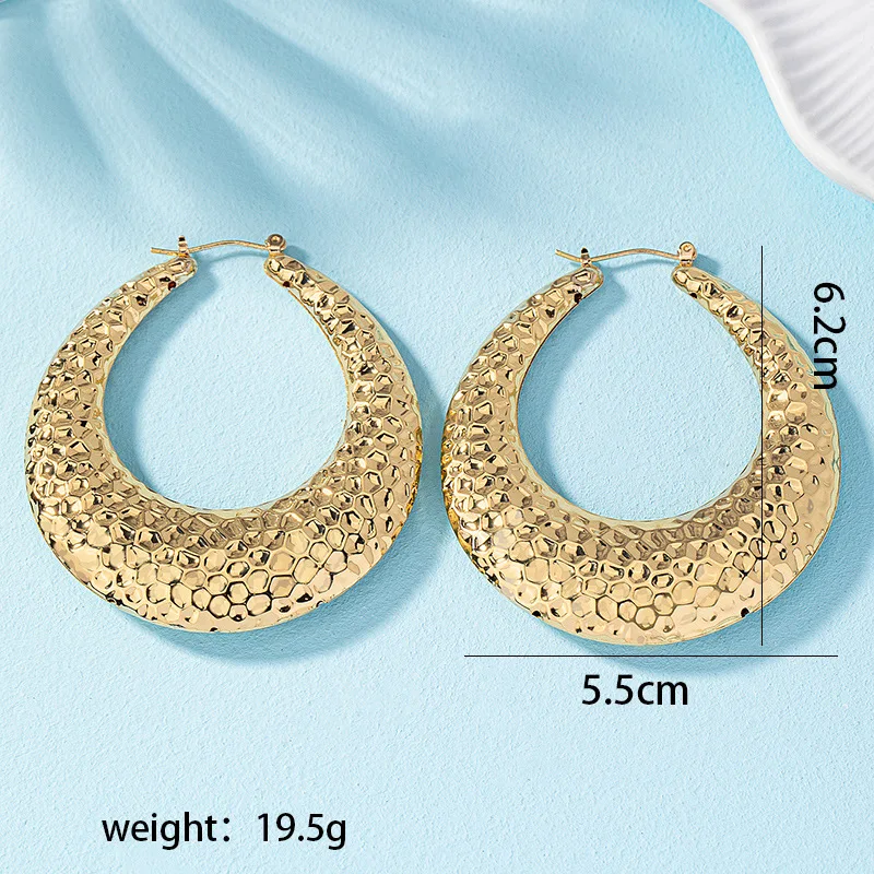 Fashion simple brand gold metal pounding texture circle earrings street photo C-shaped chunky hoop earrings jewelry for women