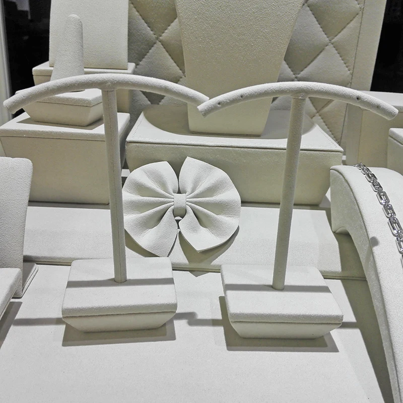 Стенд для ювелирных изделий из МДФ с покрытием из микрофибры и замши