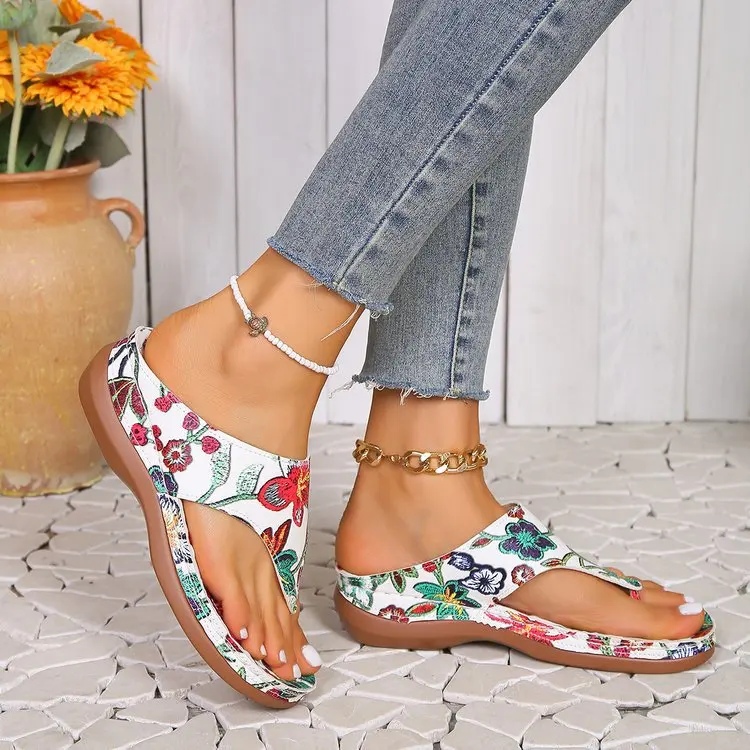 Wholesale New Clip Toe Leisure Large Size Shoes Women Outside Wear Wedge Heels Flat Beach Sandals