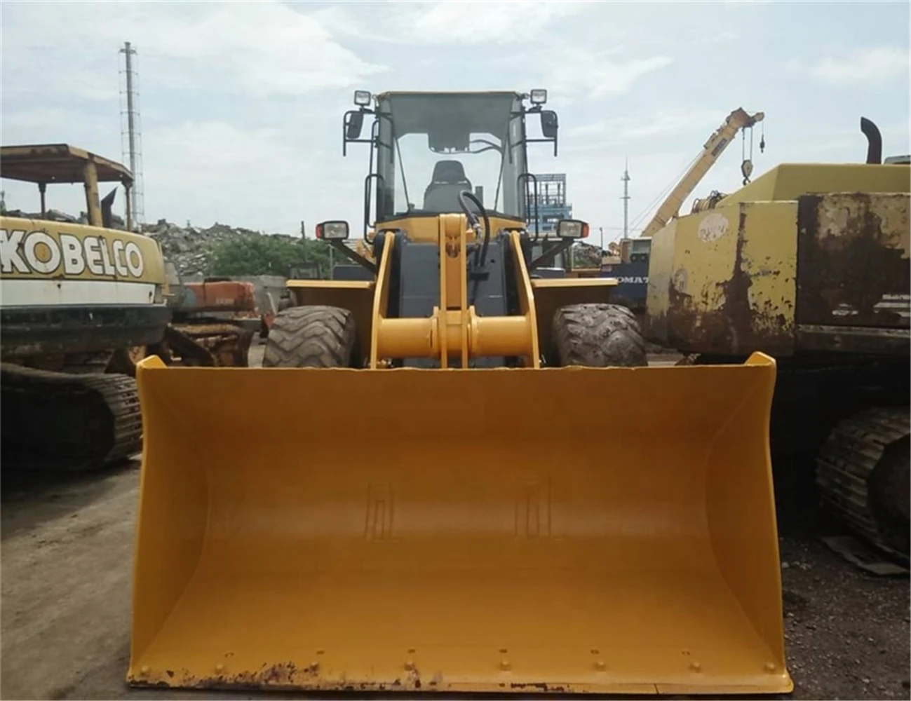 used original engine Komatsu WA200 hydraulic wheel loader have reliable quality , durable with discount price on construction