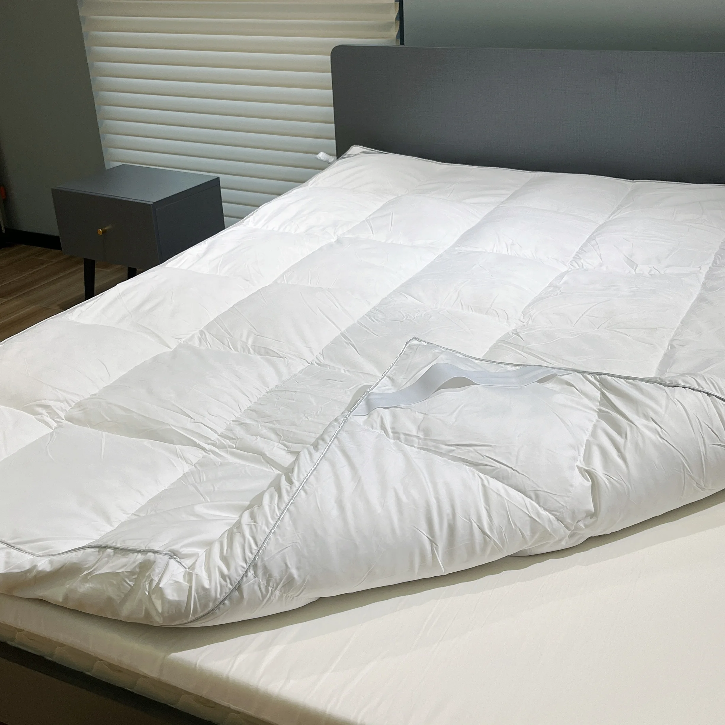 Luxury Adult Duck Feather Down Baffle Gusset Bed Topper Folding Floor Mattress Topper with Elastic Band
