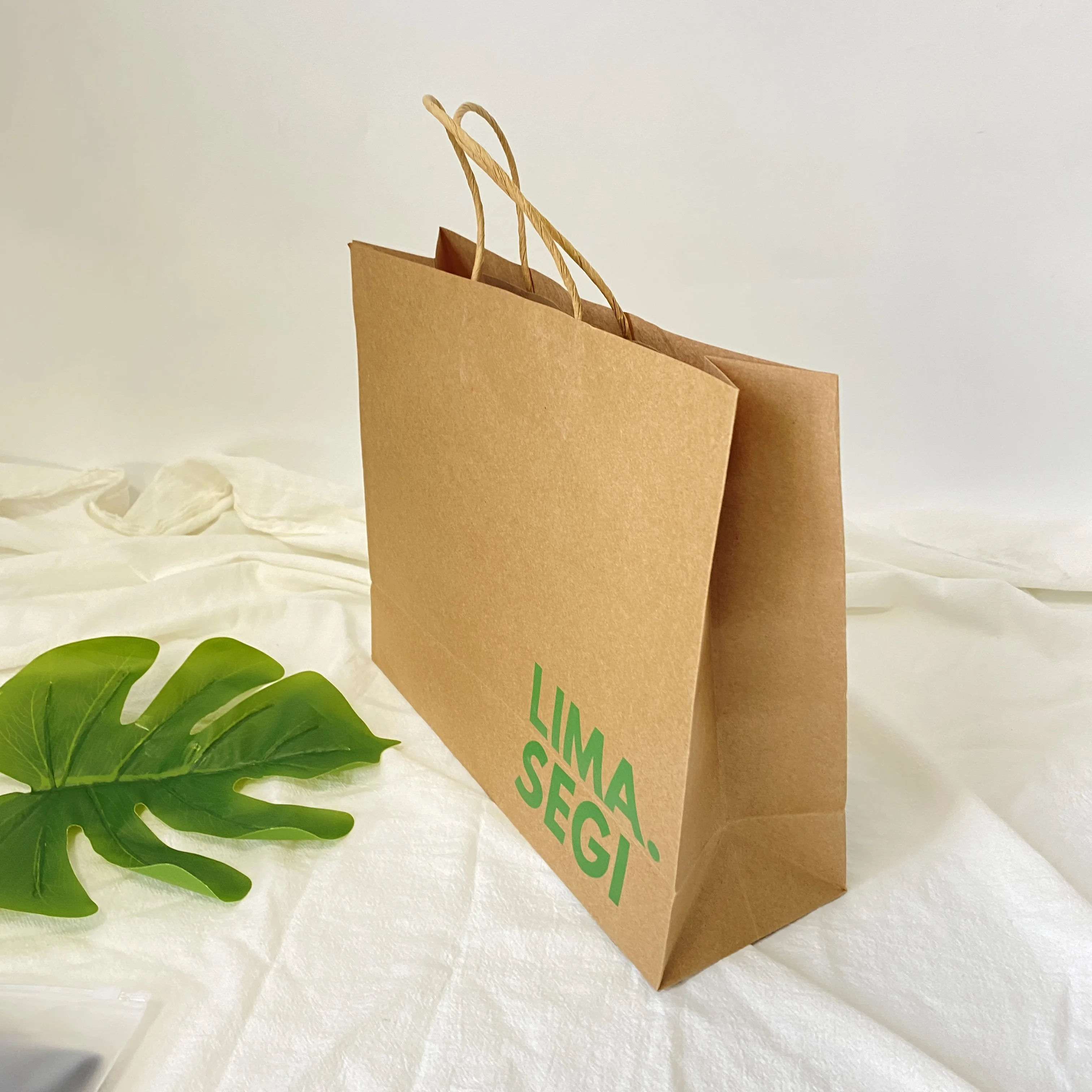 Recyclable and environmentally friendly reinforced handle technology paper bag custom printing logo brown kraft paper bag