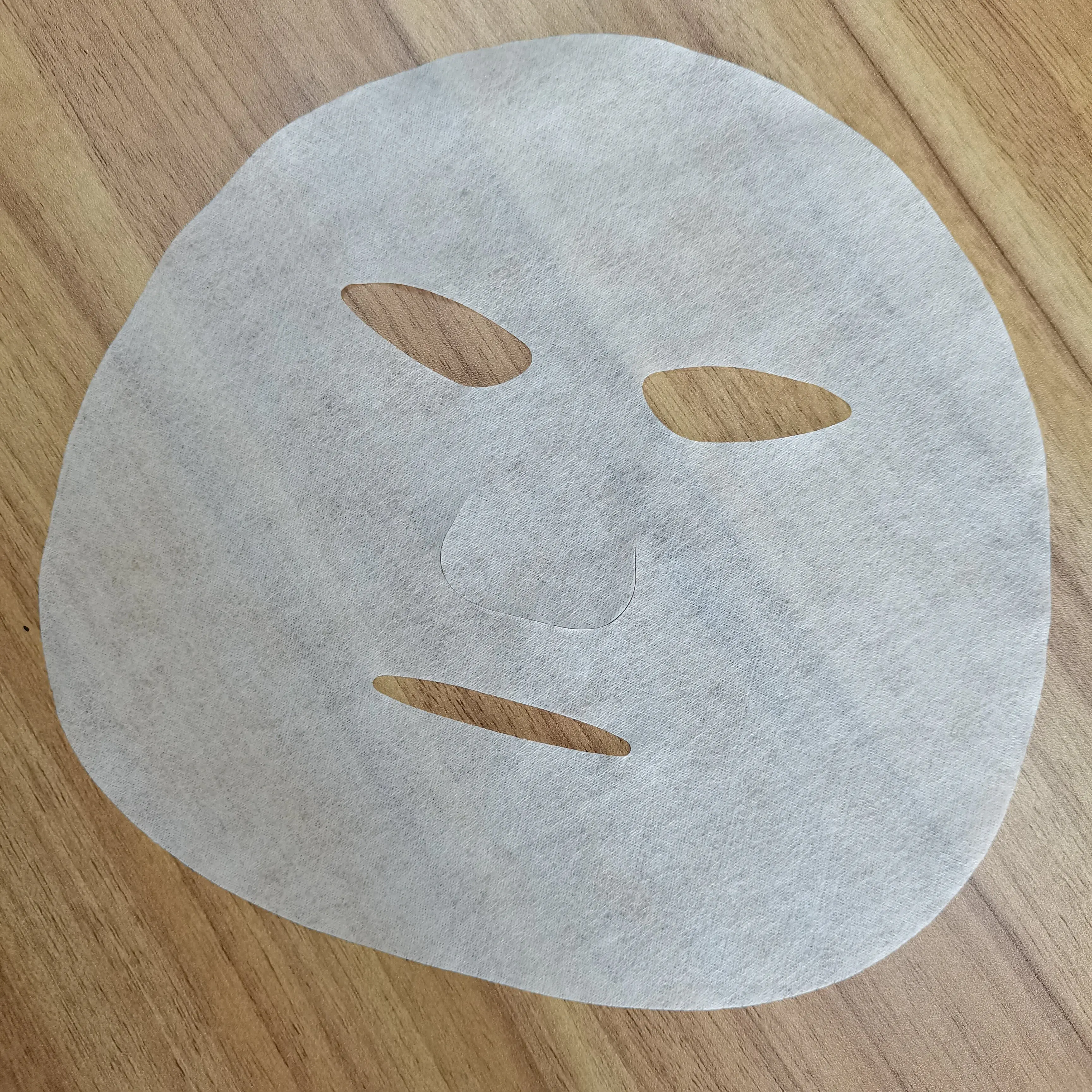 Lyocell fiber nonwoven fabric transparent and breathable facial mask sheet